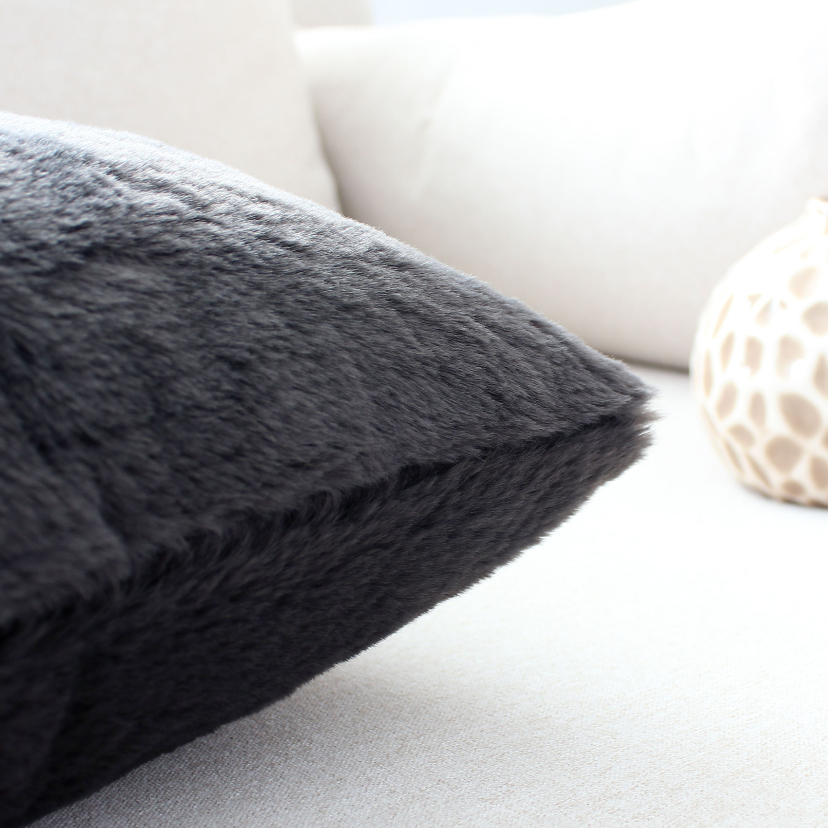 Coussin décoratif imitation fourrure toucher ultra doux — vue 3