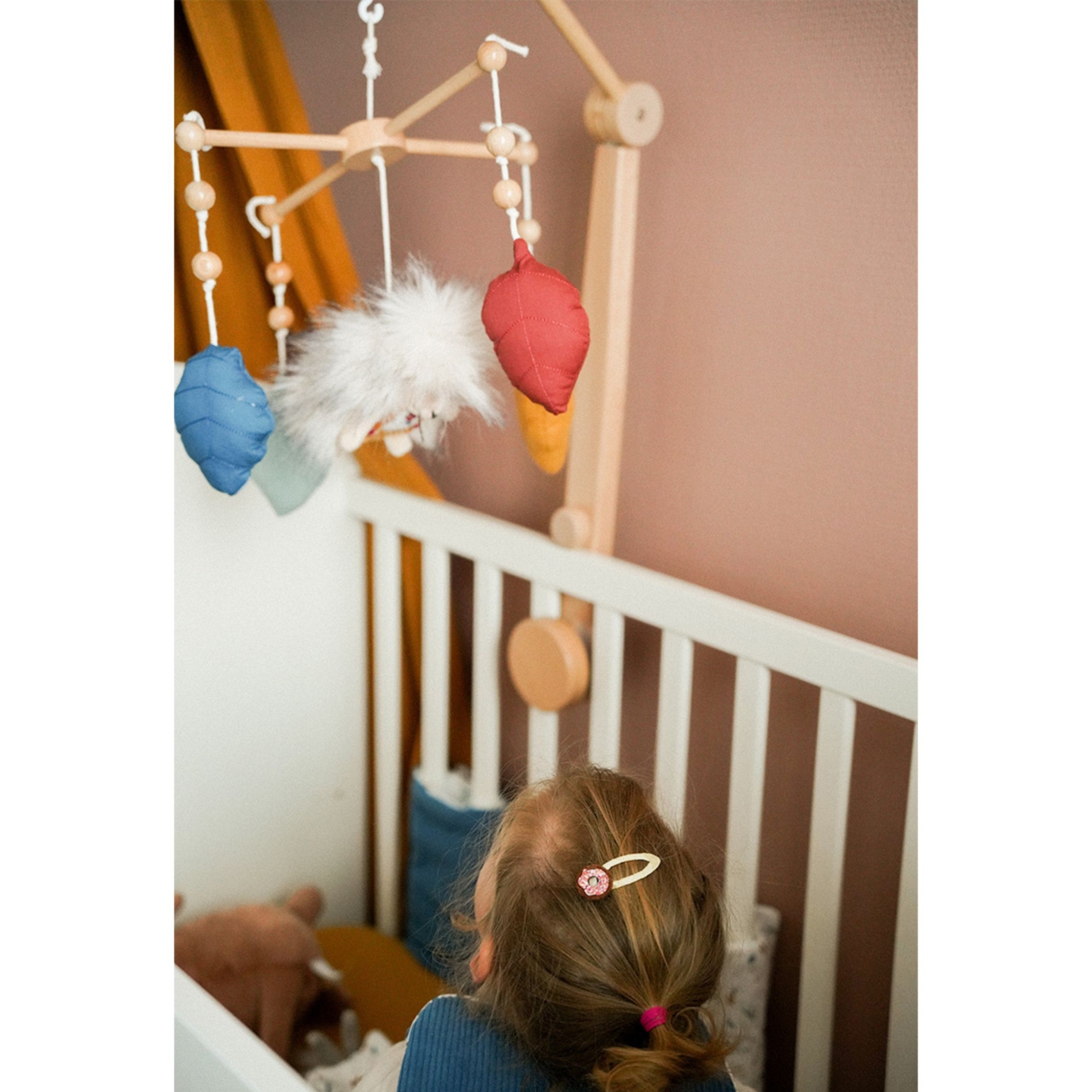 Mobile musical bébé bois et tissu — vue 3