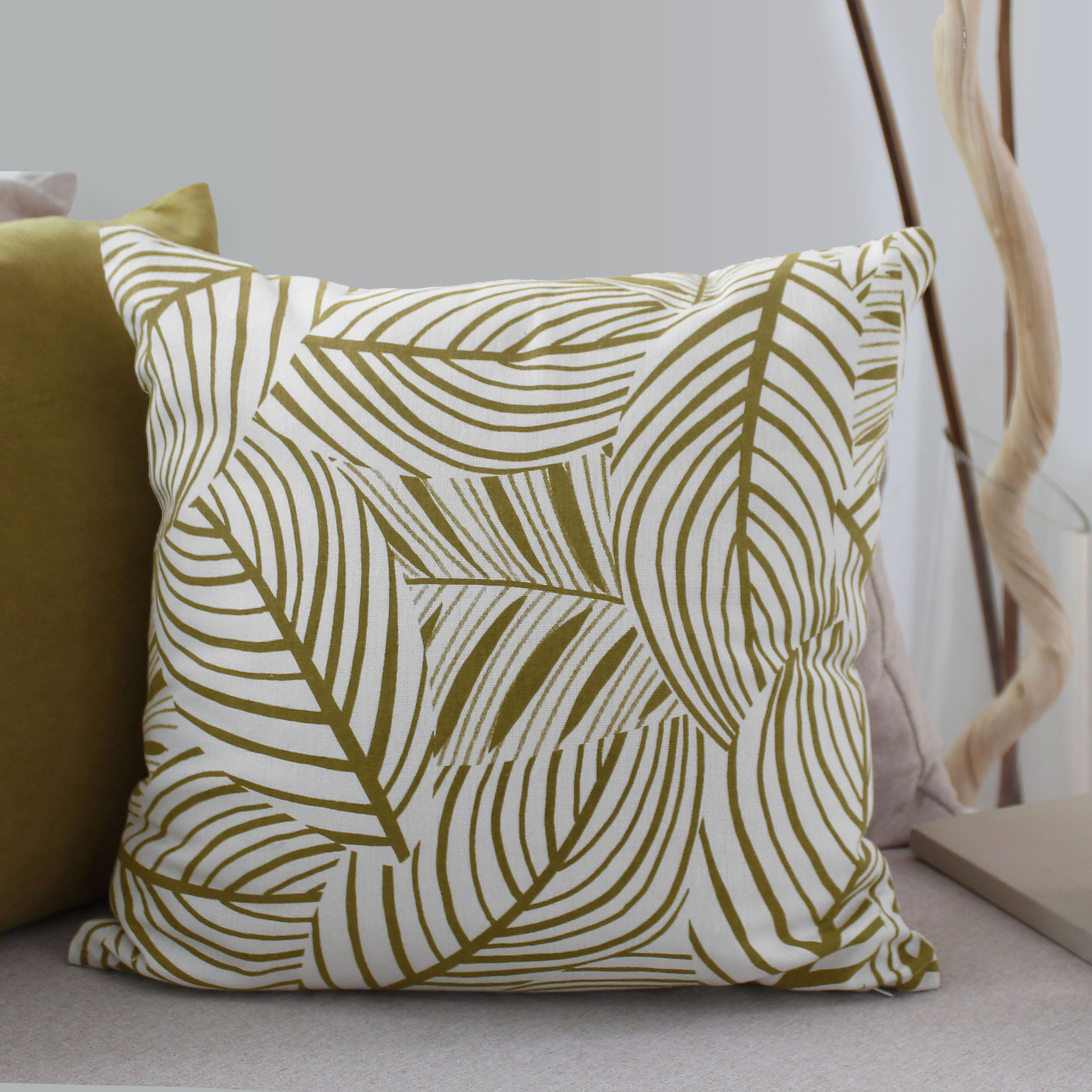 Coussin décoratif feuillage graphique en coton recyclé — vue 3