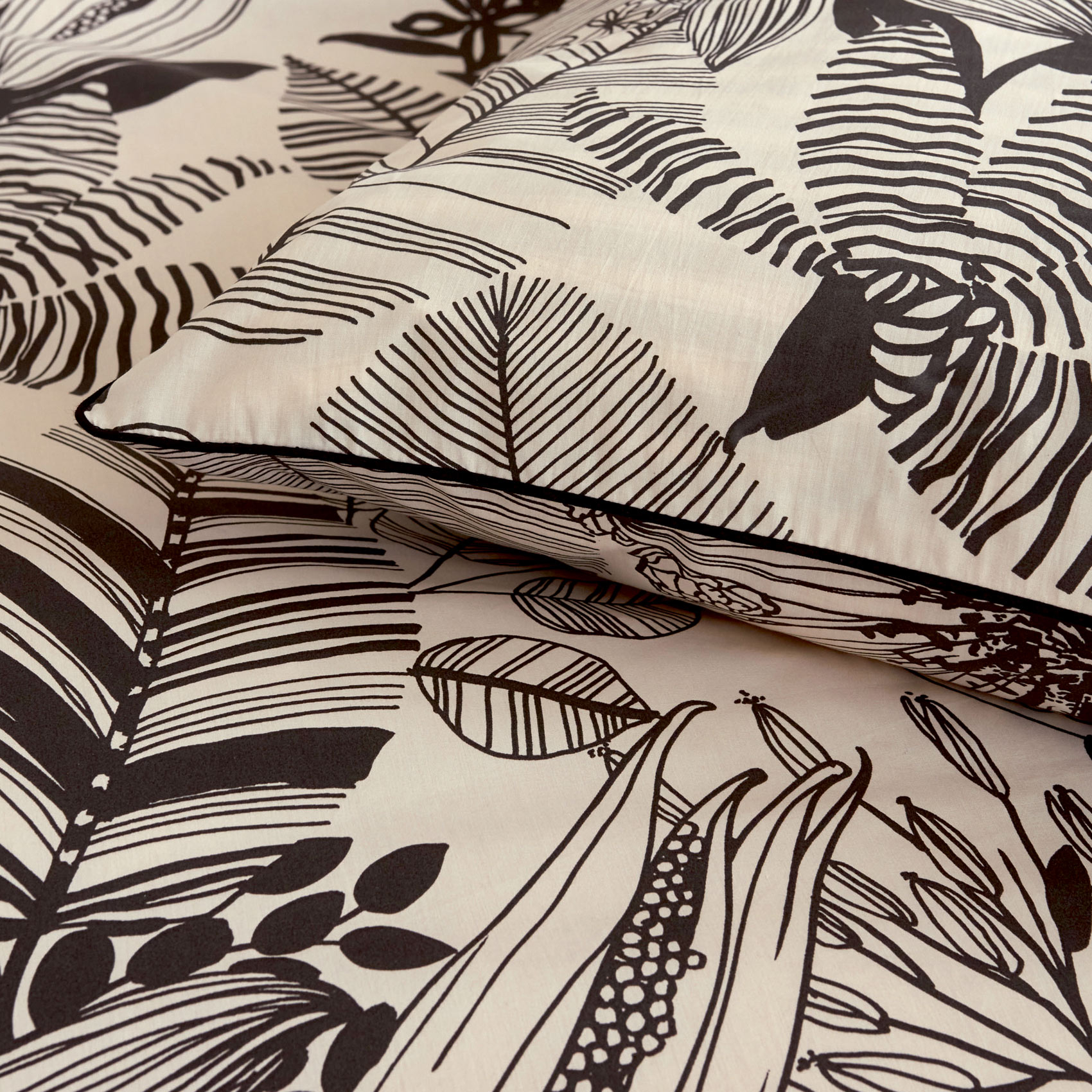 Taie d'oreiller aux impressions noires — vue 3