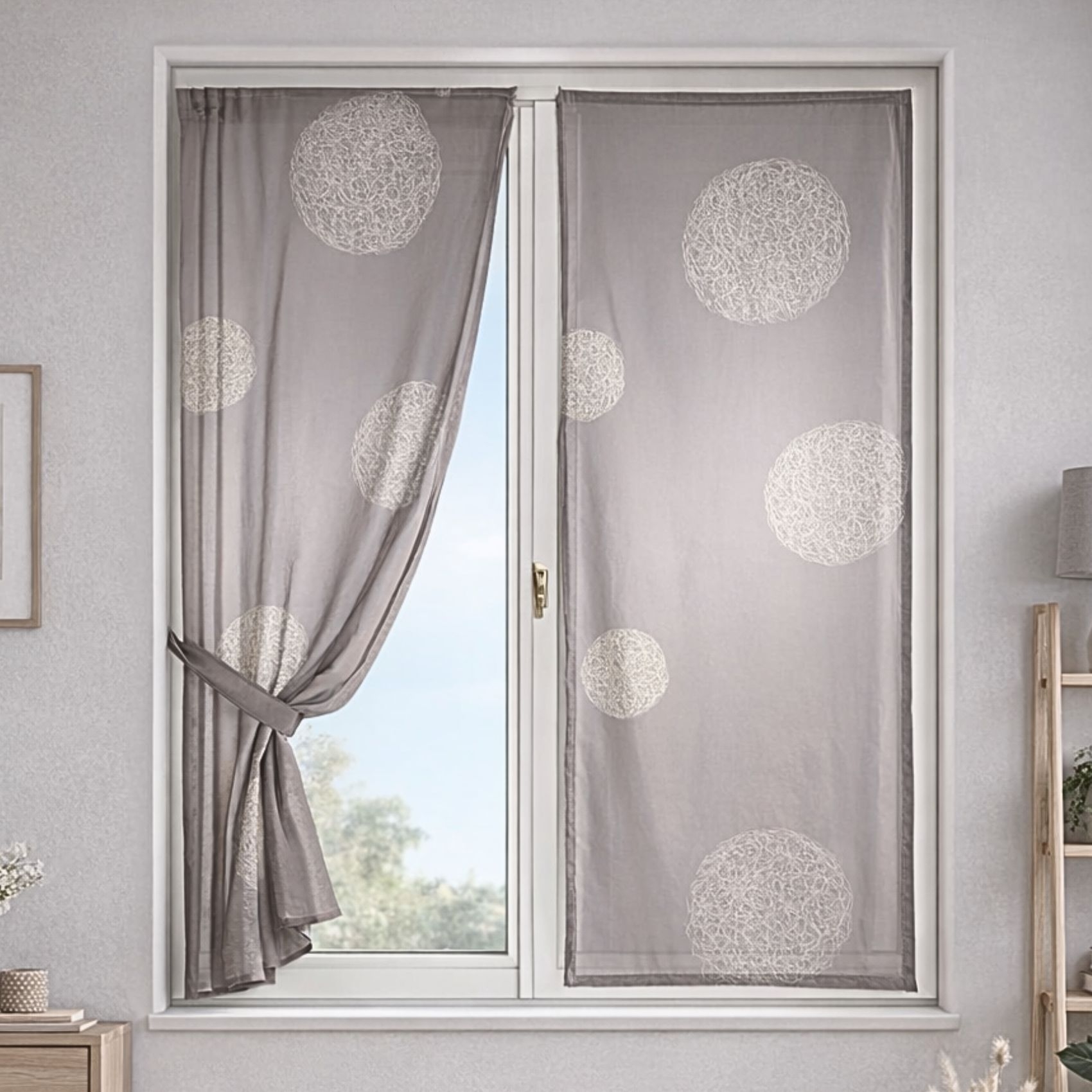 Petit Voilage Taupe Brodé 'Ronds Mêlés' — vue 4