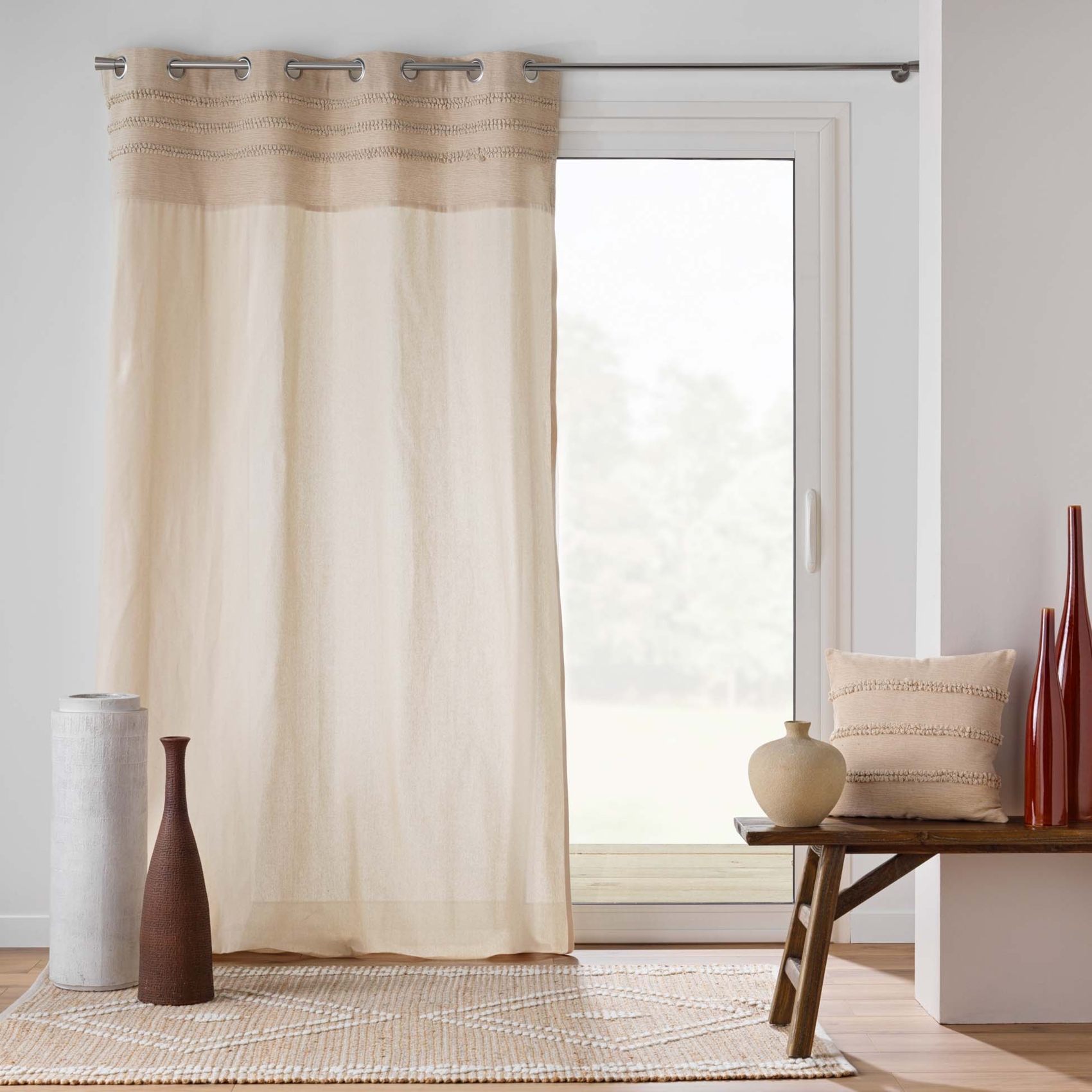 Rideau à œillets en poly-coton avec bande brodée