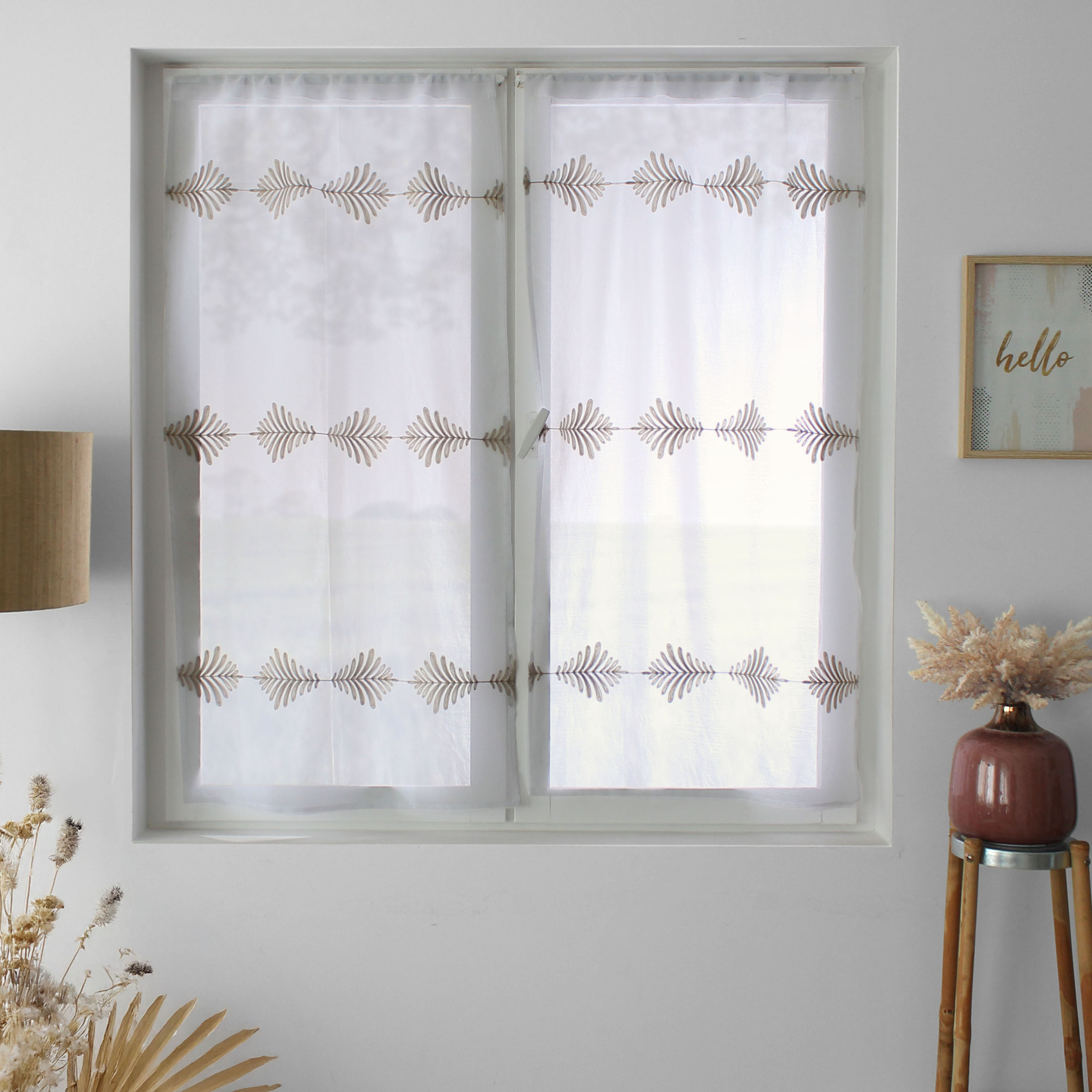 Paire de petits vitrages brodés feuillage