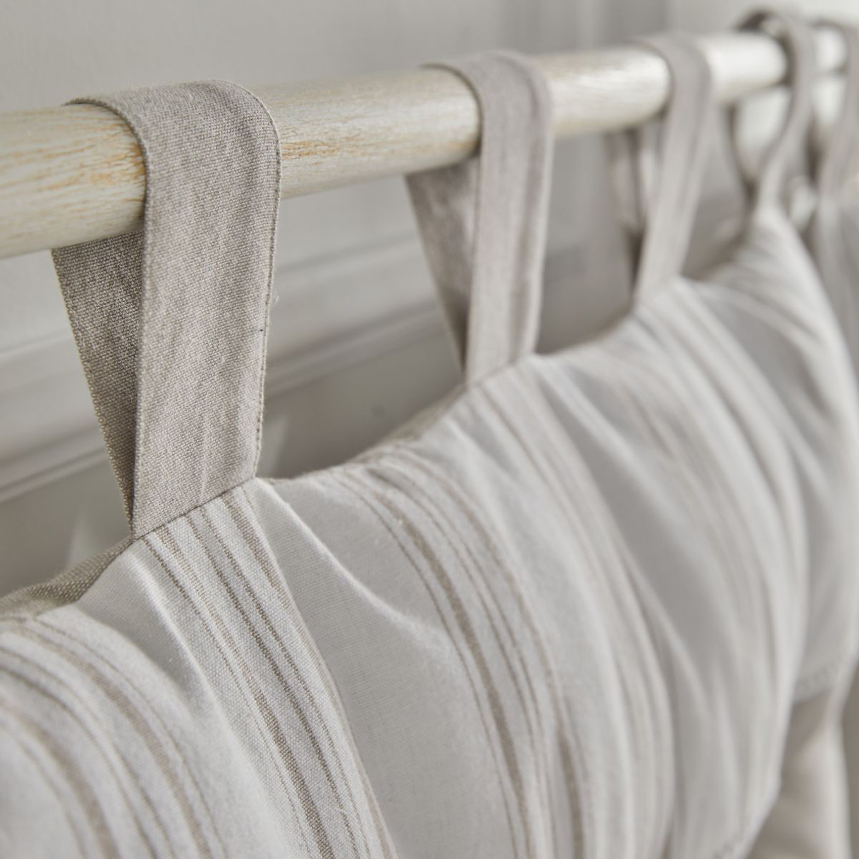 Tête de lit à rayures style romantique — vue 3