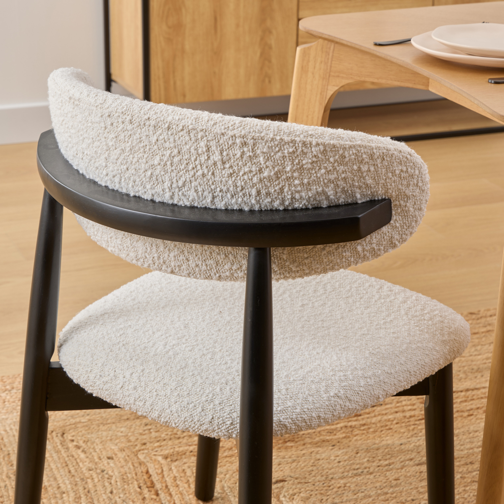 Chaise bouclette en bois massif avec dossier rembourré — vue 5