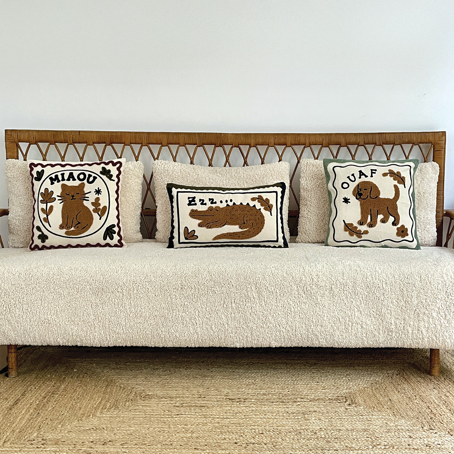 Coussin brodé motif chat décoratif — vue 3