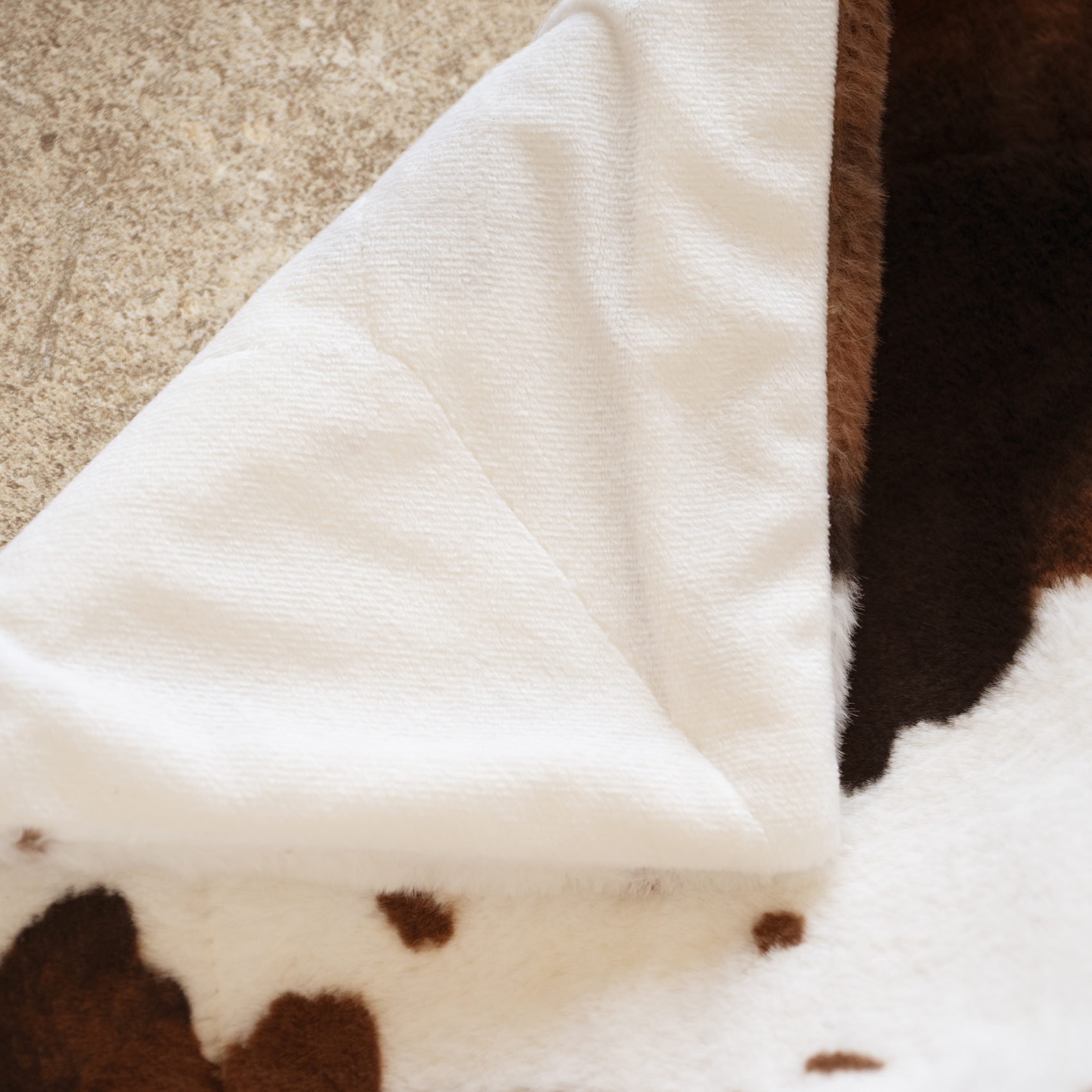 Plaid doux à motif peau de vache avec dos en velours — vue 4