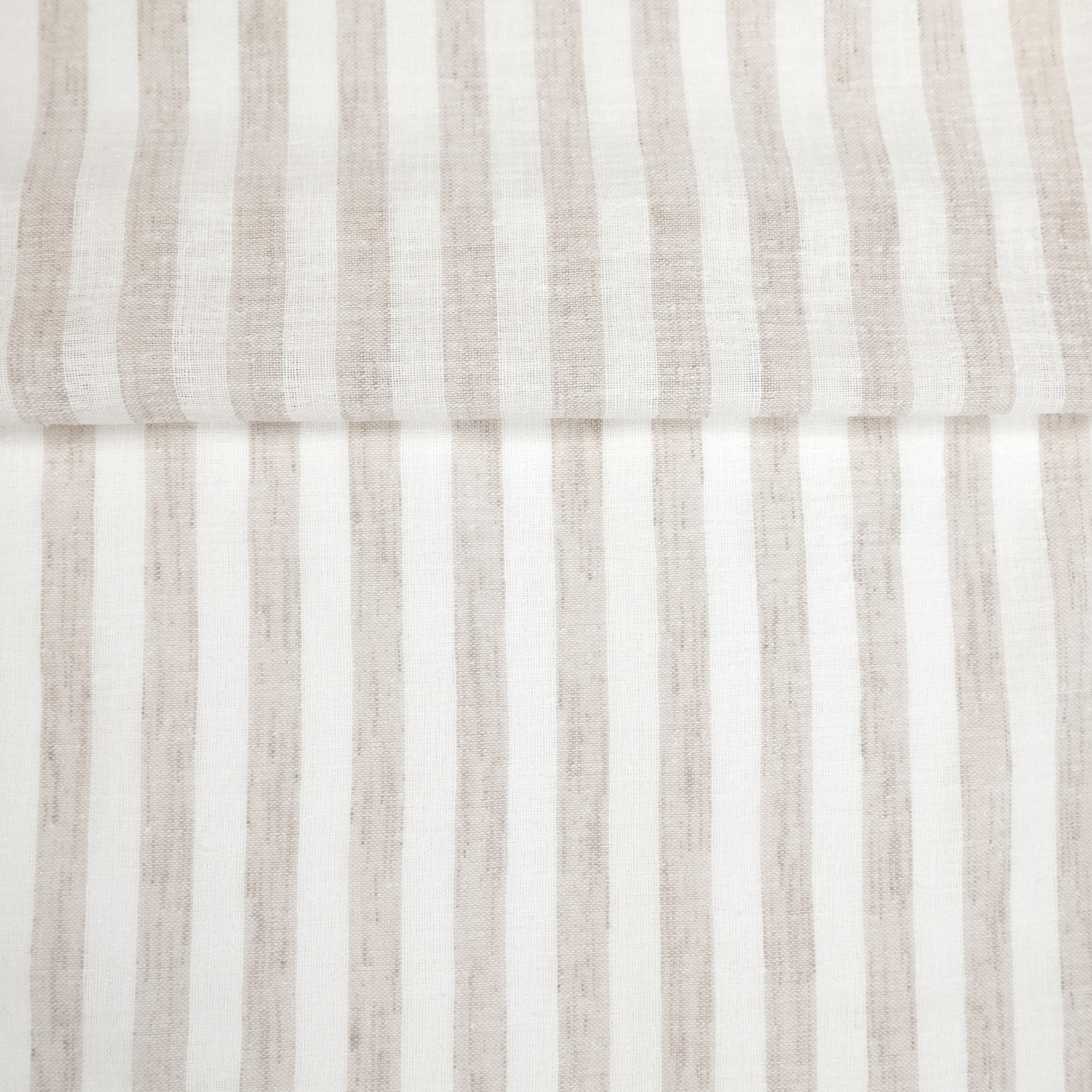Tissu voilage à rayures fines serrées et bas plombé