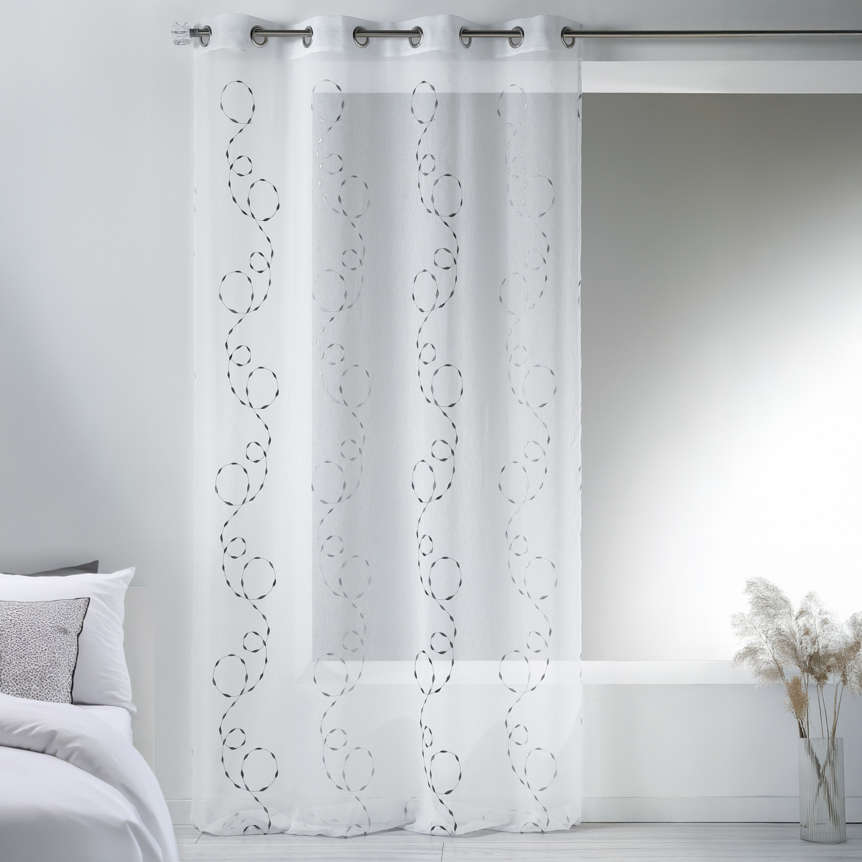 Voilage en étamine brodée fantaisie