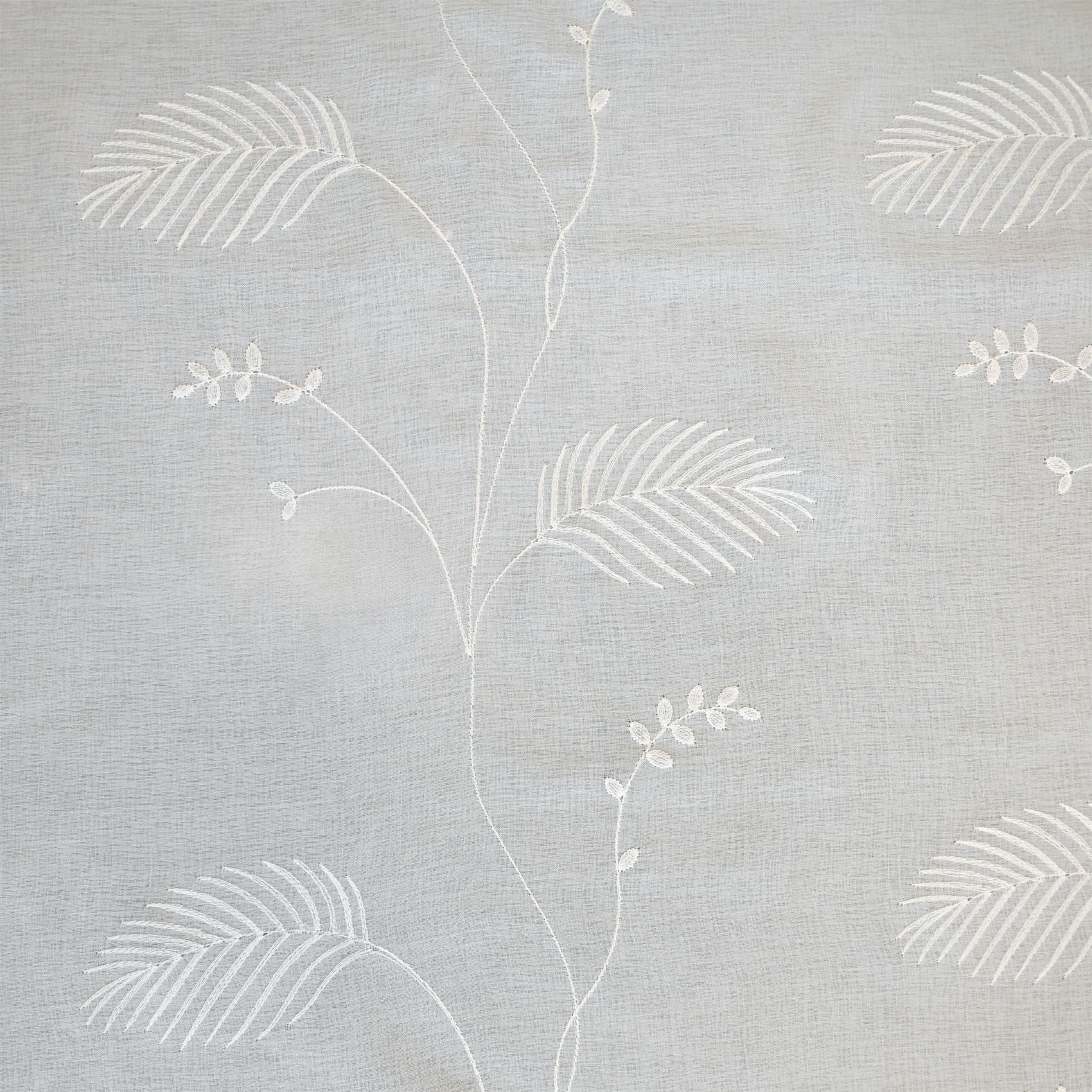 Tissu voilage brodé motif feuilles avec bas plombé