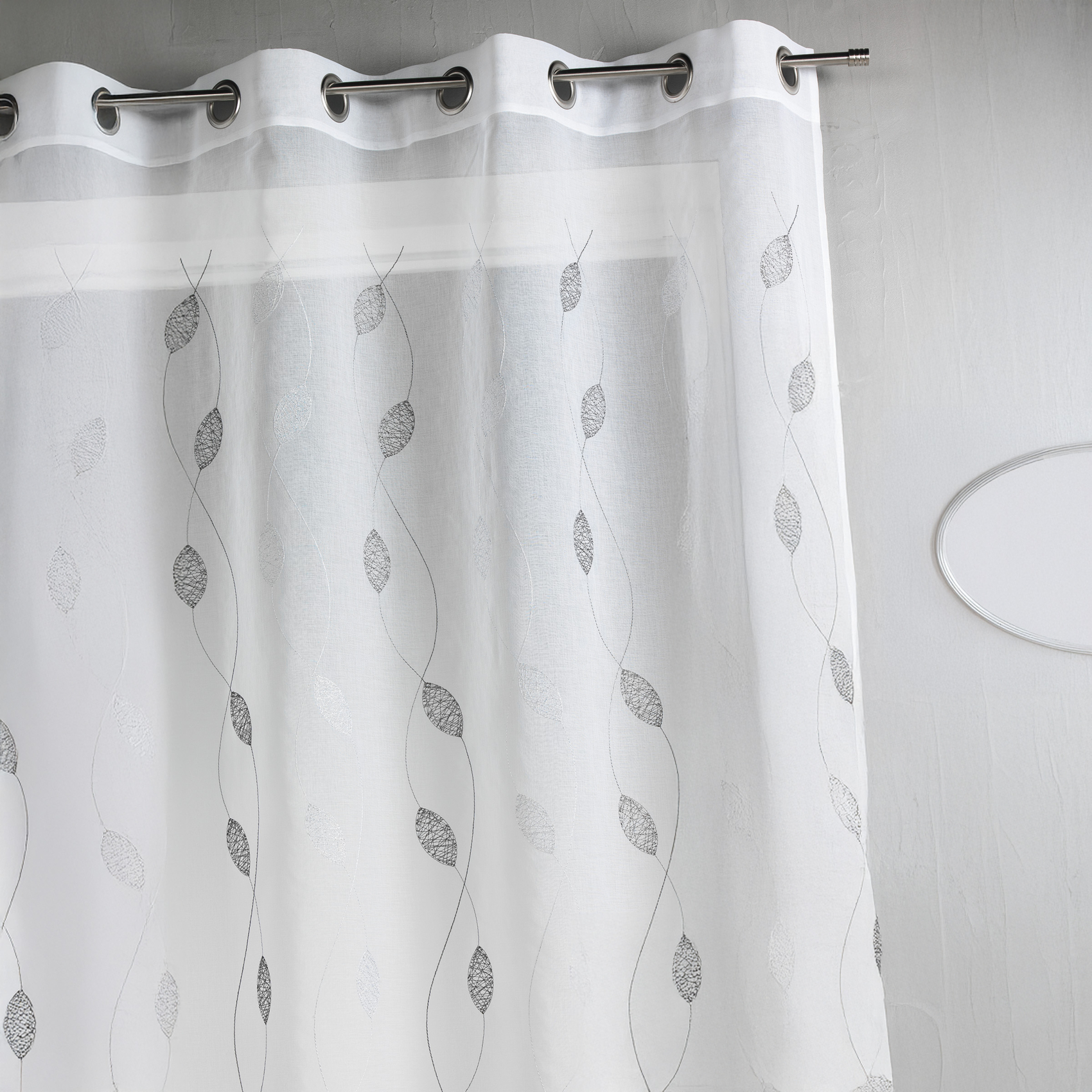 Voilage en étamine brodée