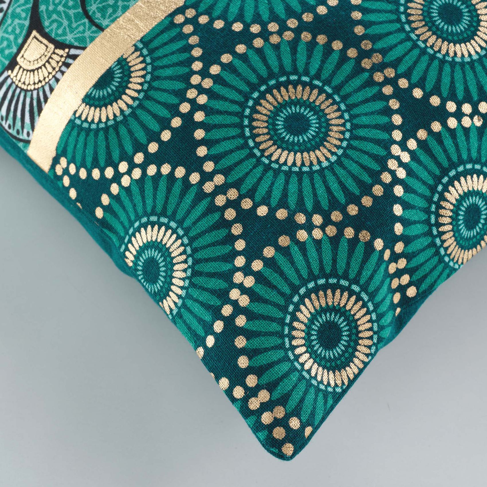 Housse de coussin en coton imprimé or — vue 3