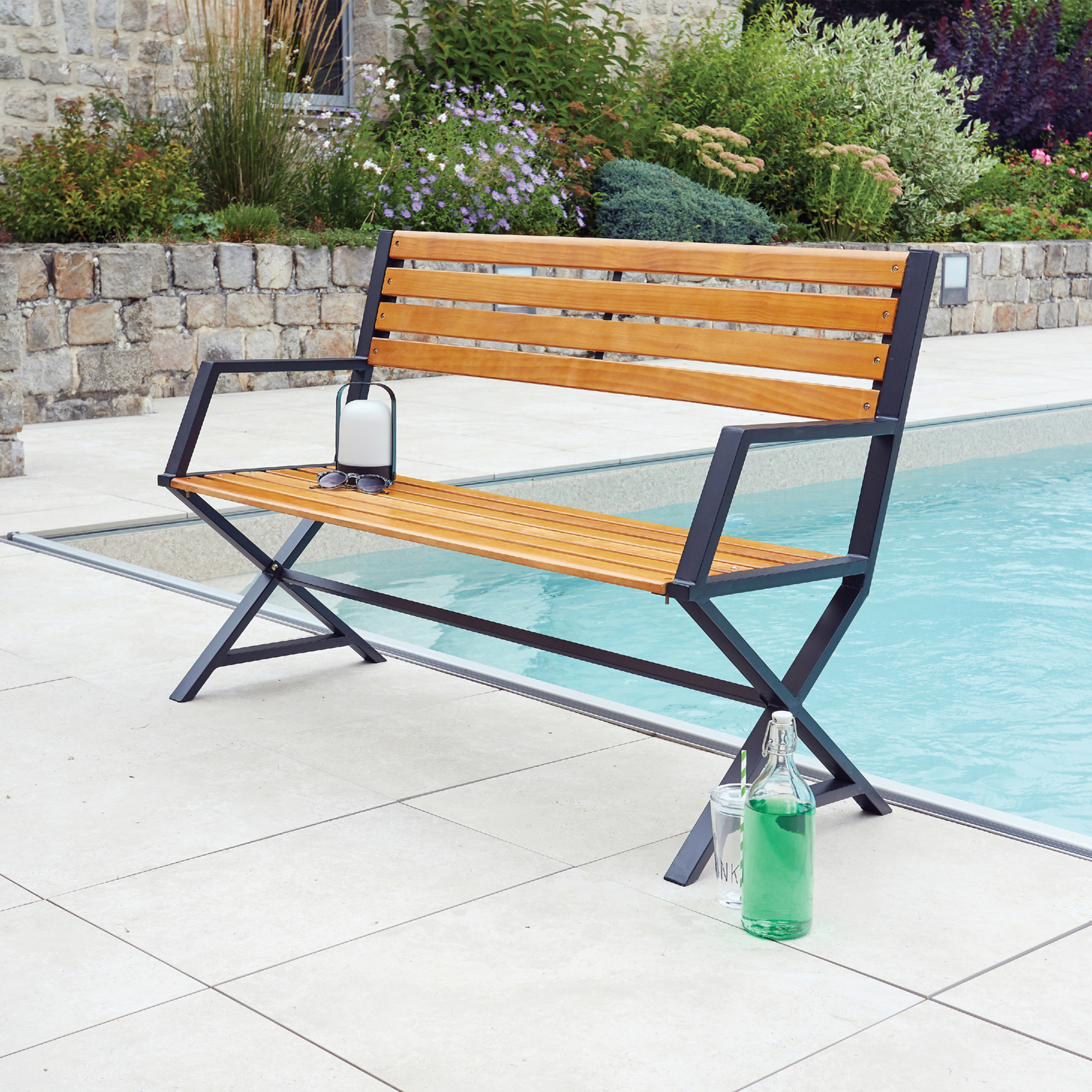 Banc en acier de couleur noir et pin couleur teck — vue 3