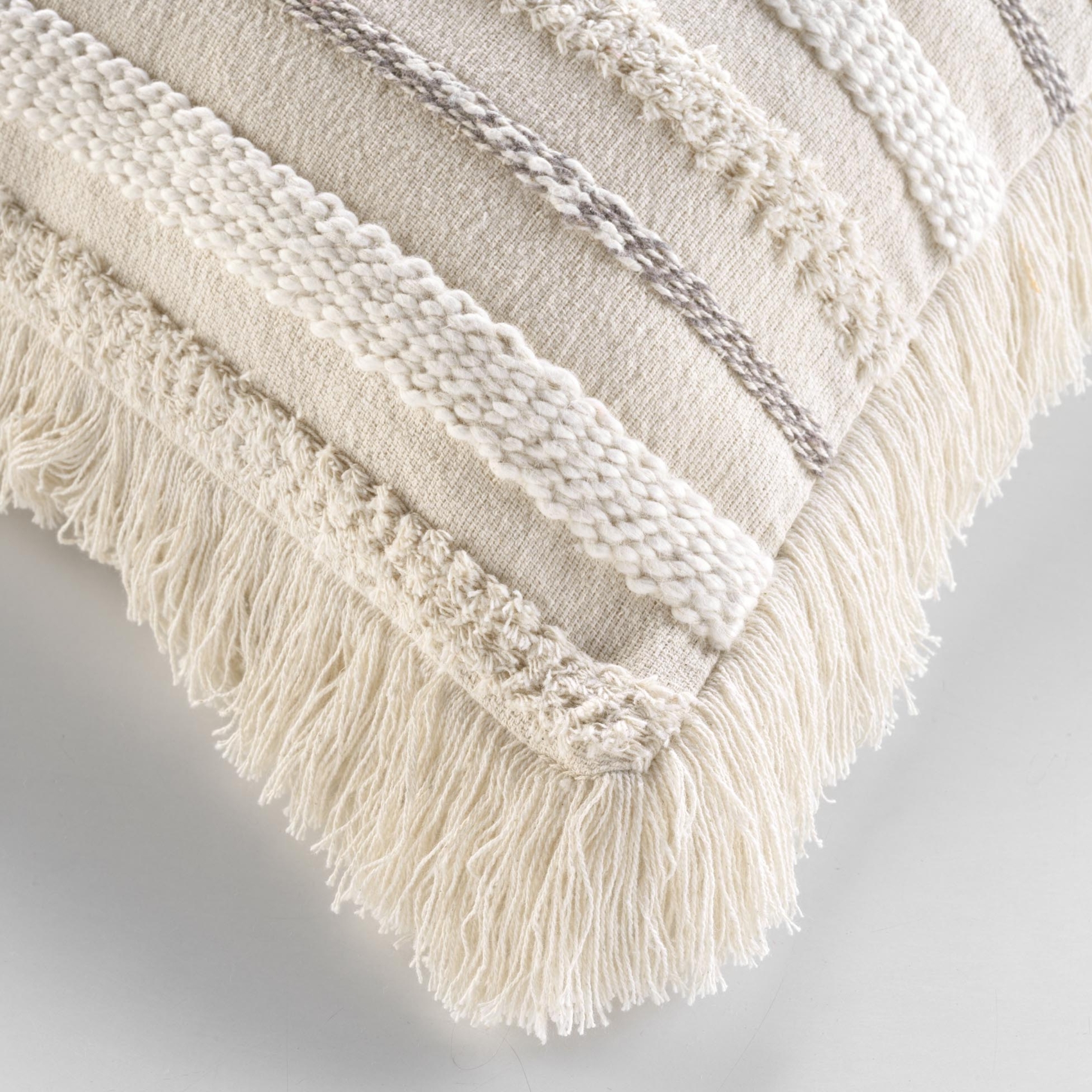 Coussin déhoussable en coton tissé avec franges et rayures en relief — vue 4
