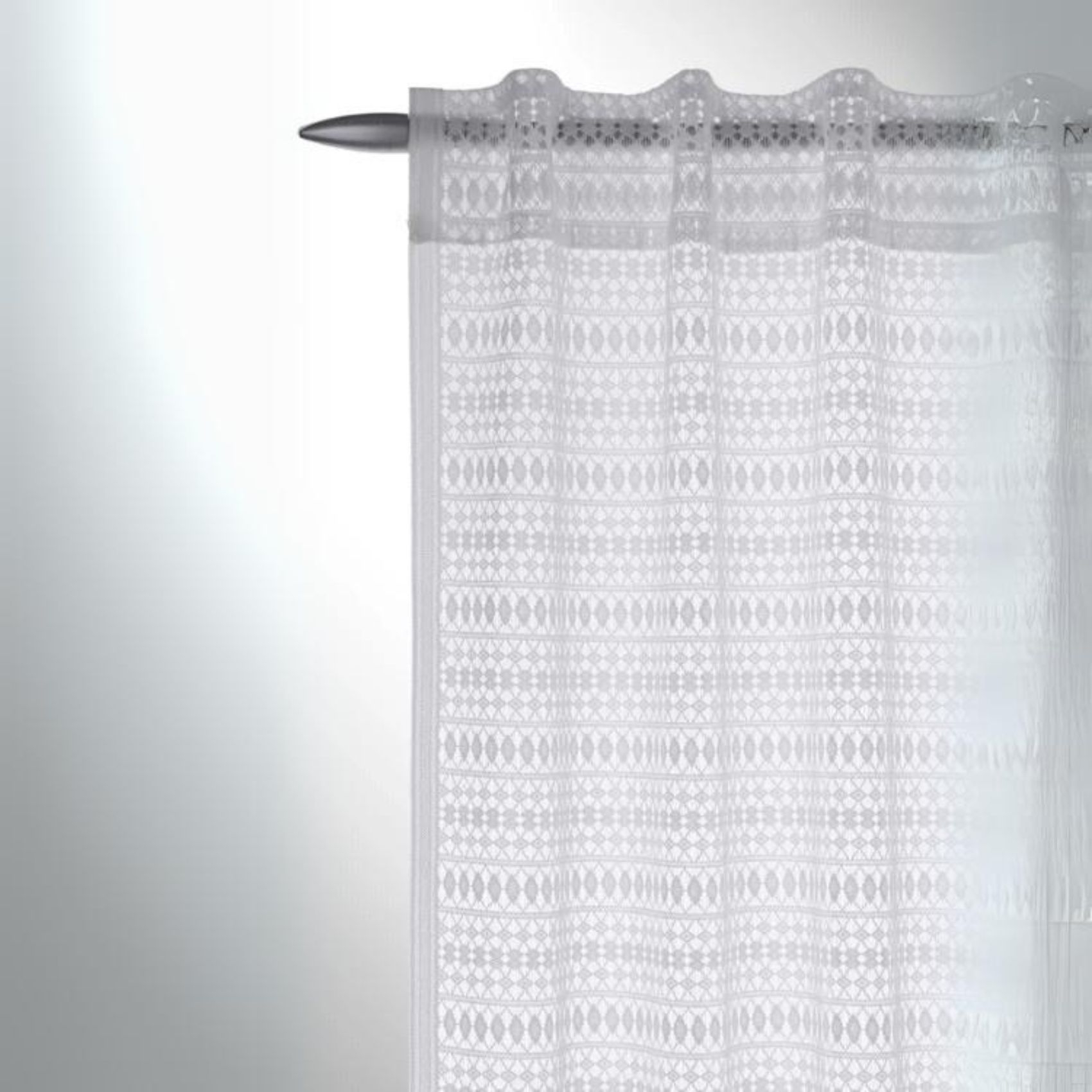 Voilage aux rayures ajourées