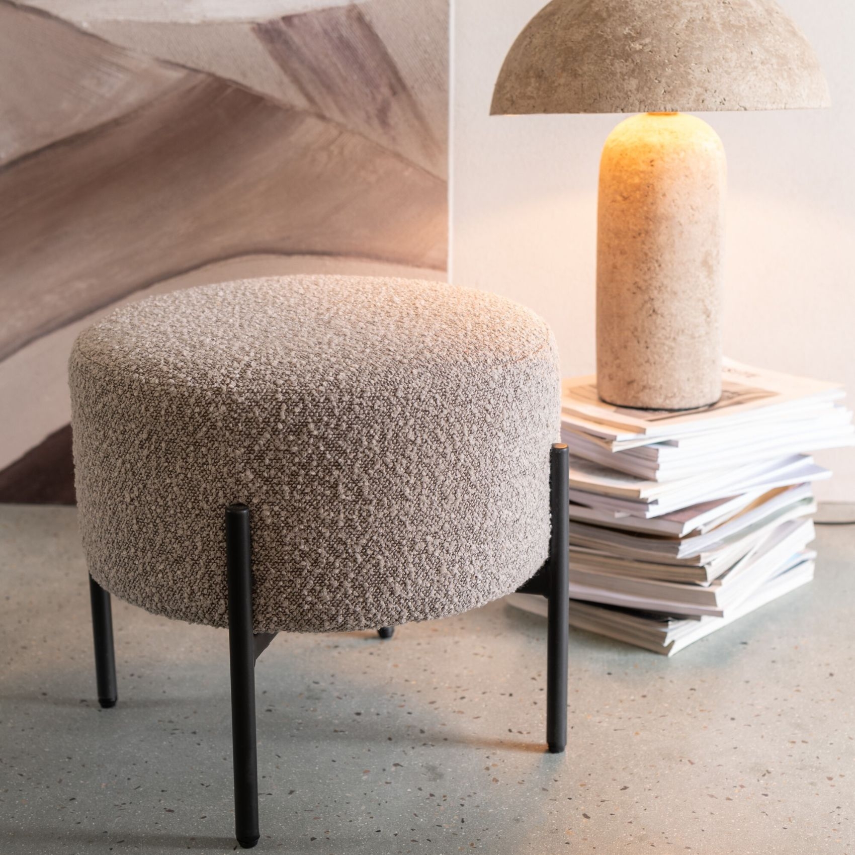 Petit tabouret rond en bois et tissu bouclette — vue 6