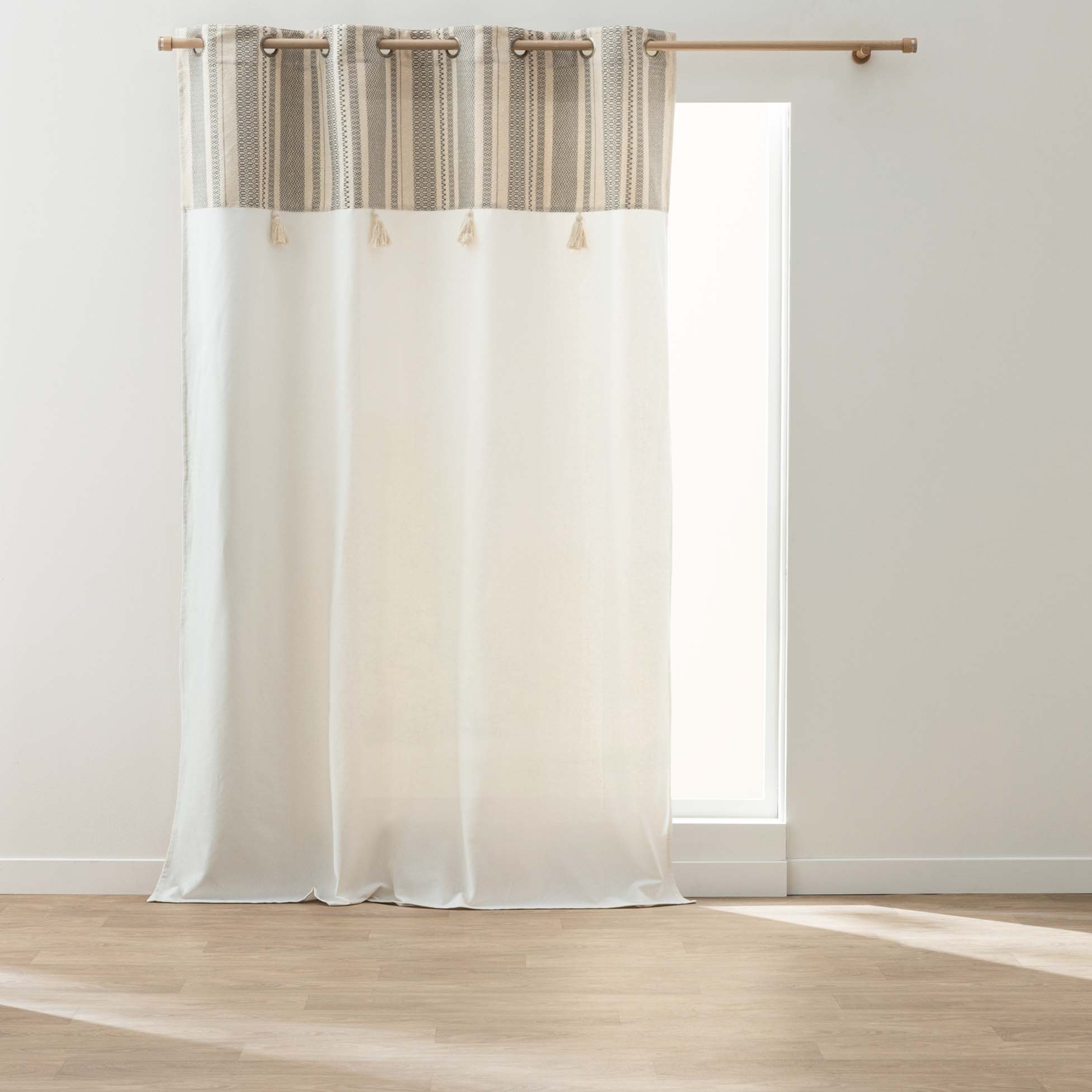 Rideau à œillets polycoton avec top à rayures métallisé et pompons
