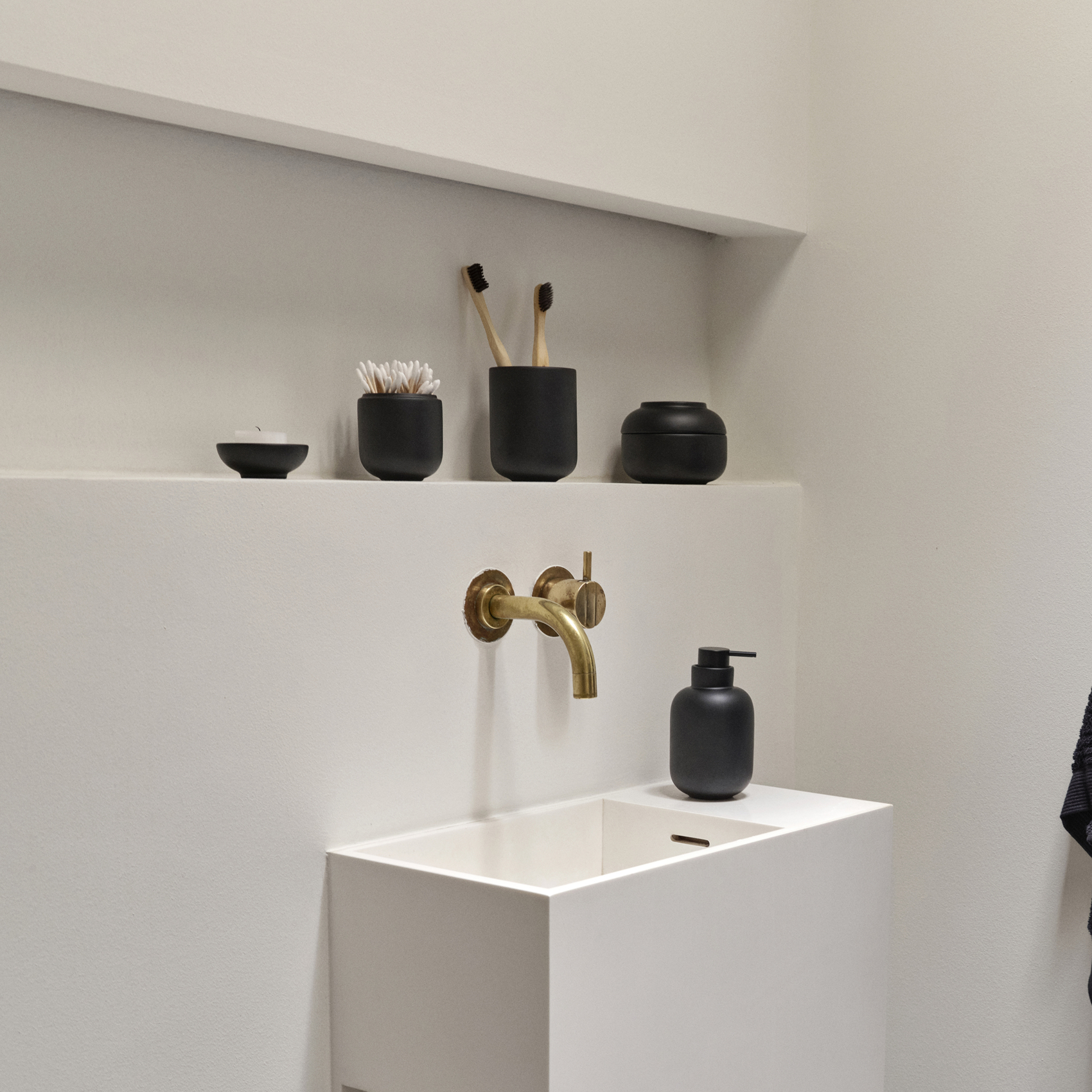 Distributeur de savon design pour salle de bain — vue 3