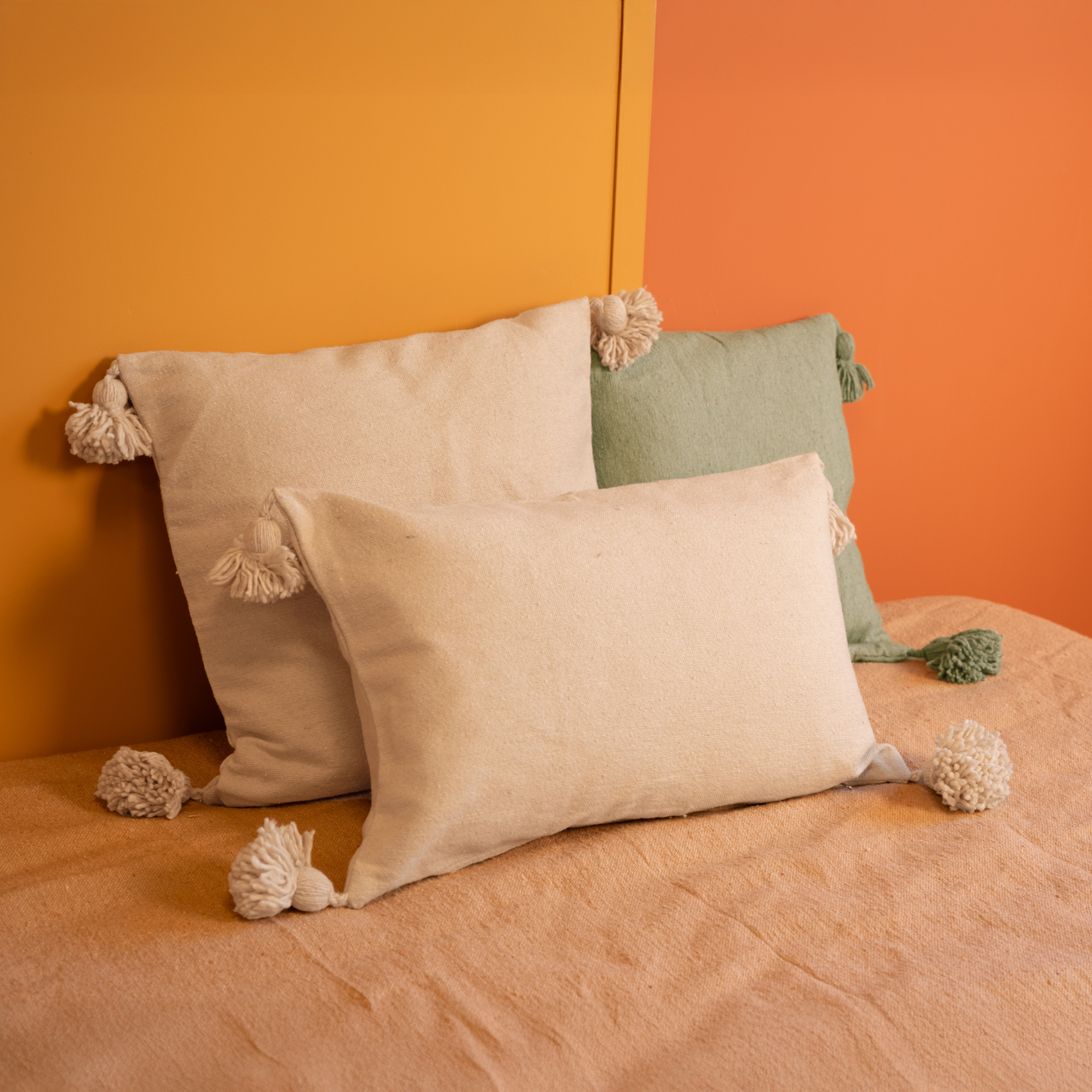 Housse de coussin en laine à pompons — vue 4