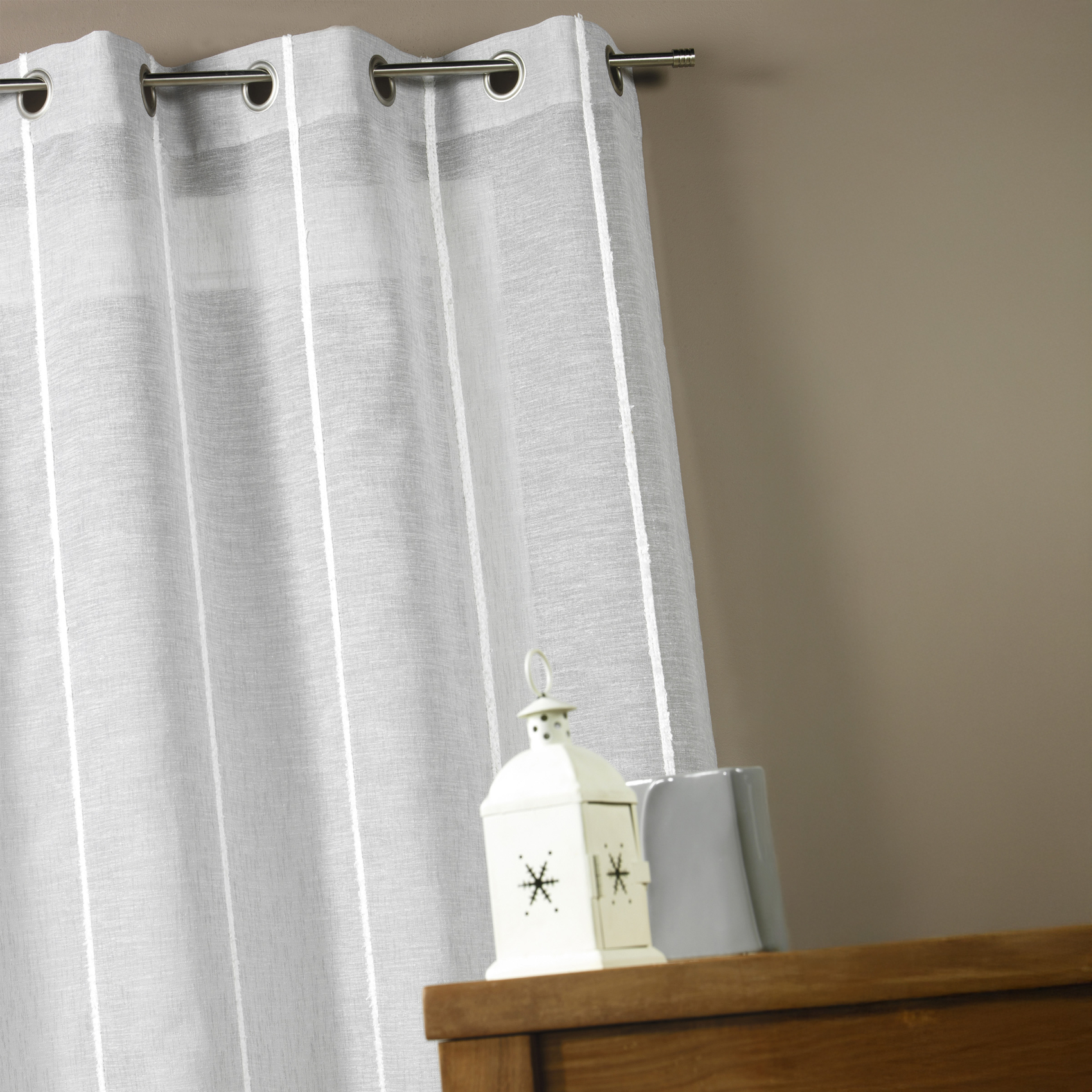 Voilage étamine à fines rayures verticales