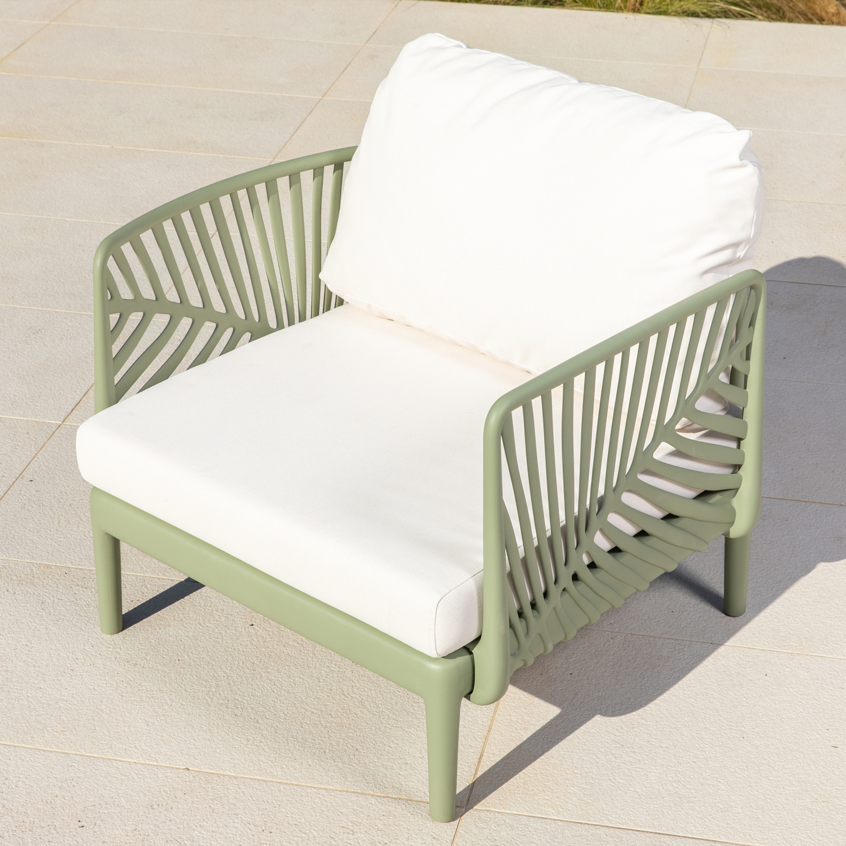 Salon de jardin bas 4 places en résine avec coussins — vue 3