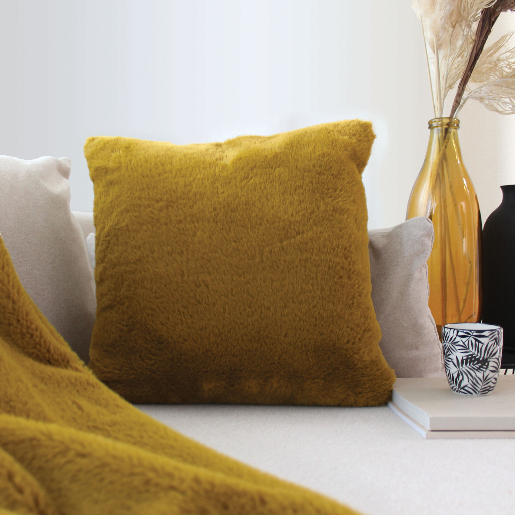 Coussin décoratif imitation fourrure toucher ultra doux — vue 6