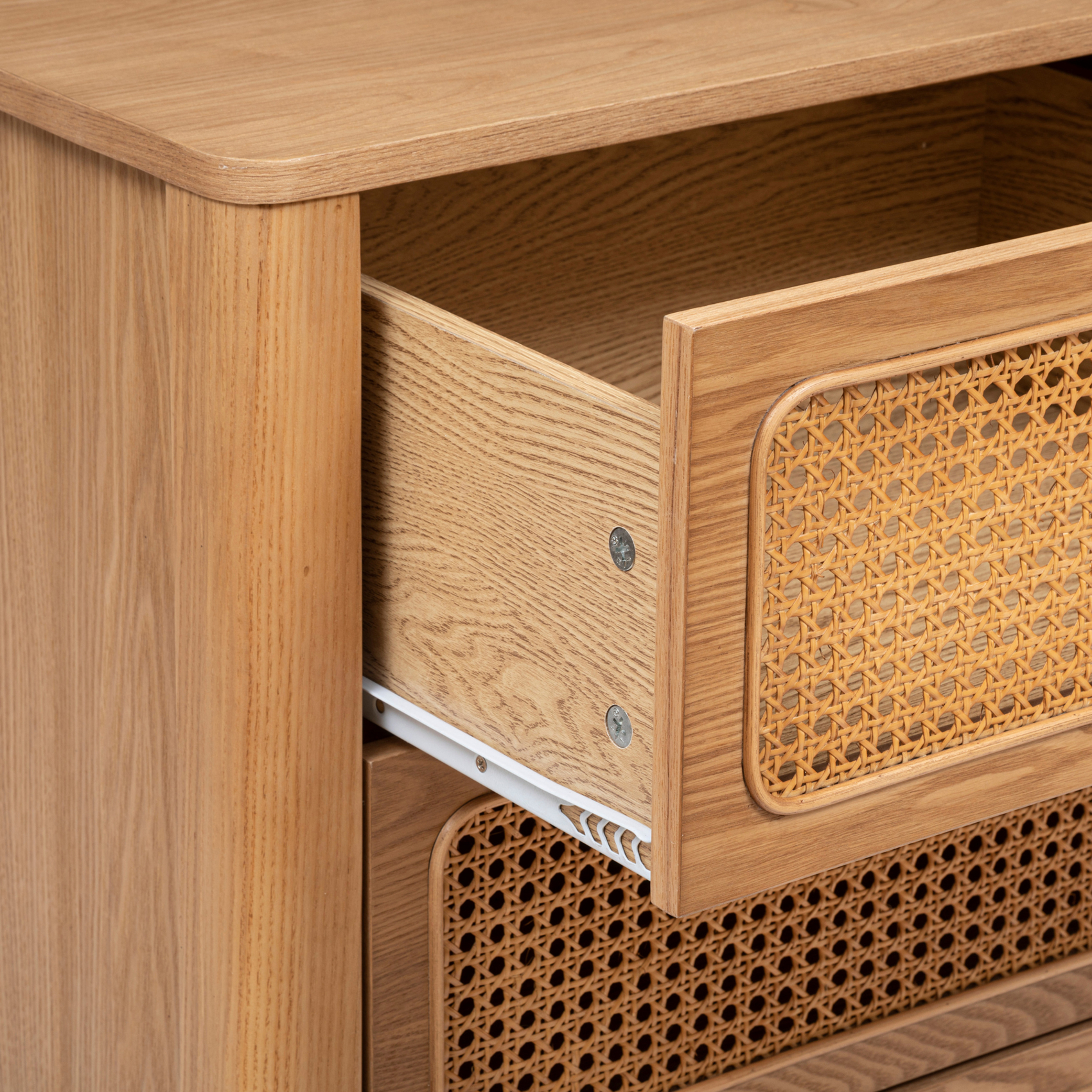 Chiffonnier en bois avec 4 tiroirs — vue 3