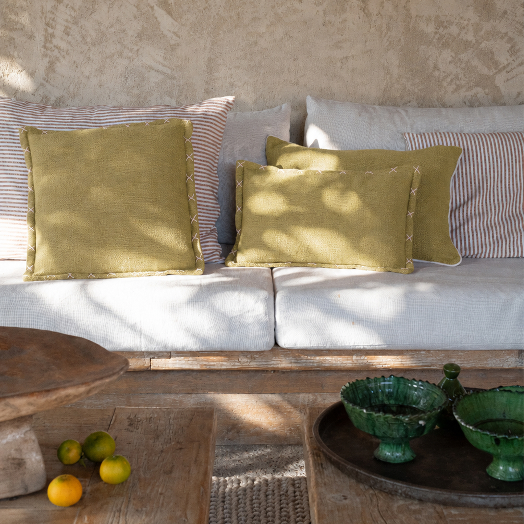 Housse de coussin brodée avec motifs en croix — vue 5