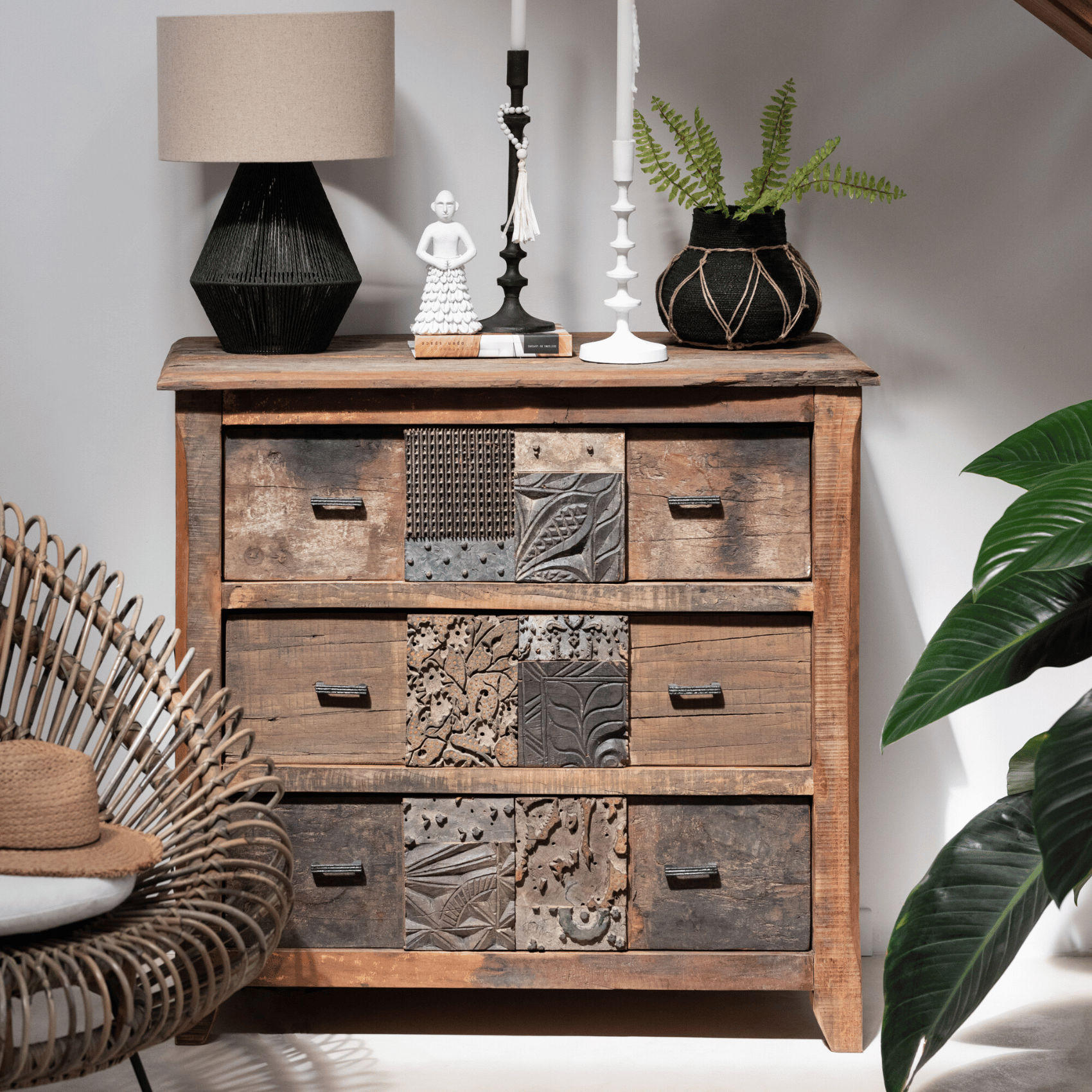 Armoire vintage en bois à motifs — vue 4