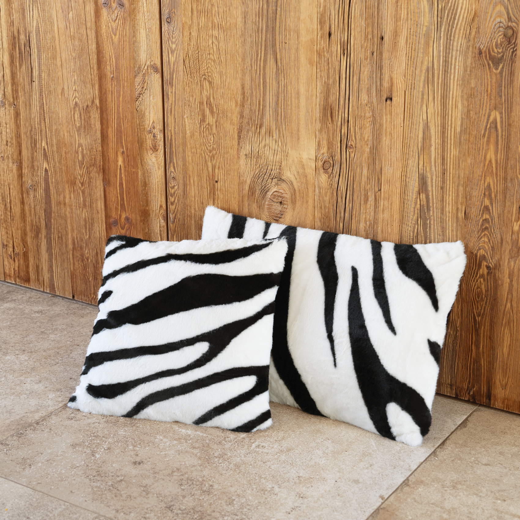 Coussin garni à motif zèbre avec dos en velours — vue 3