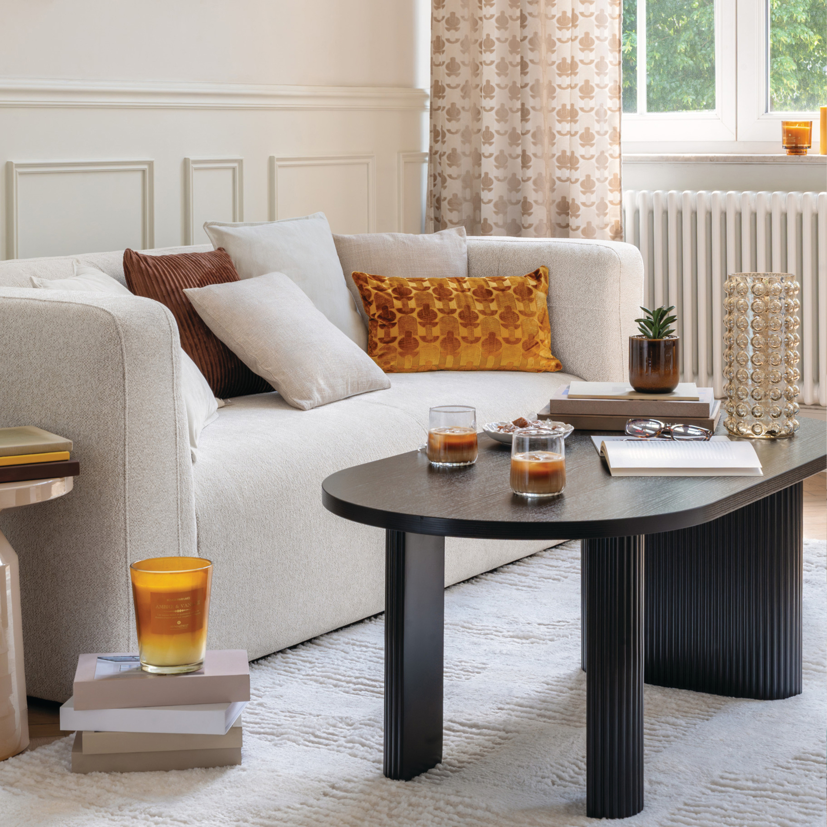 Table basse ovale en bois avec pieds cannelés — vue 3