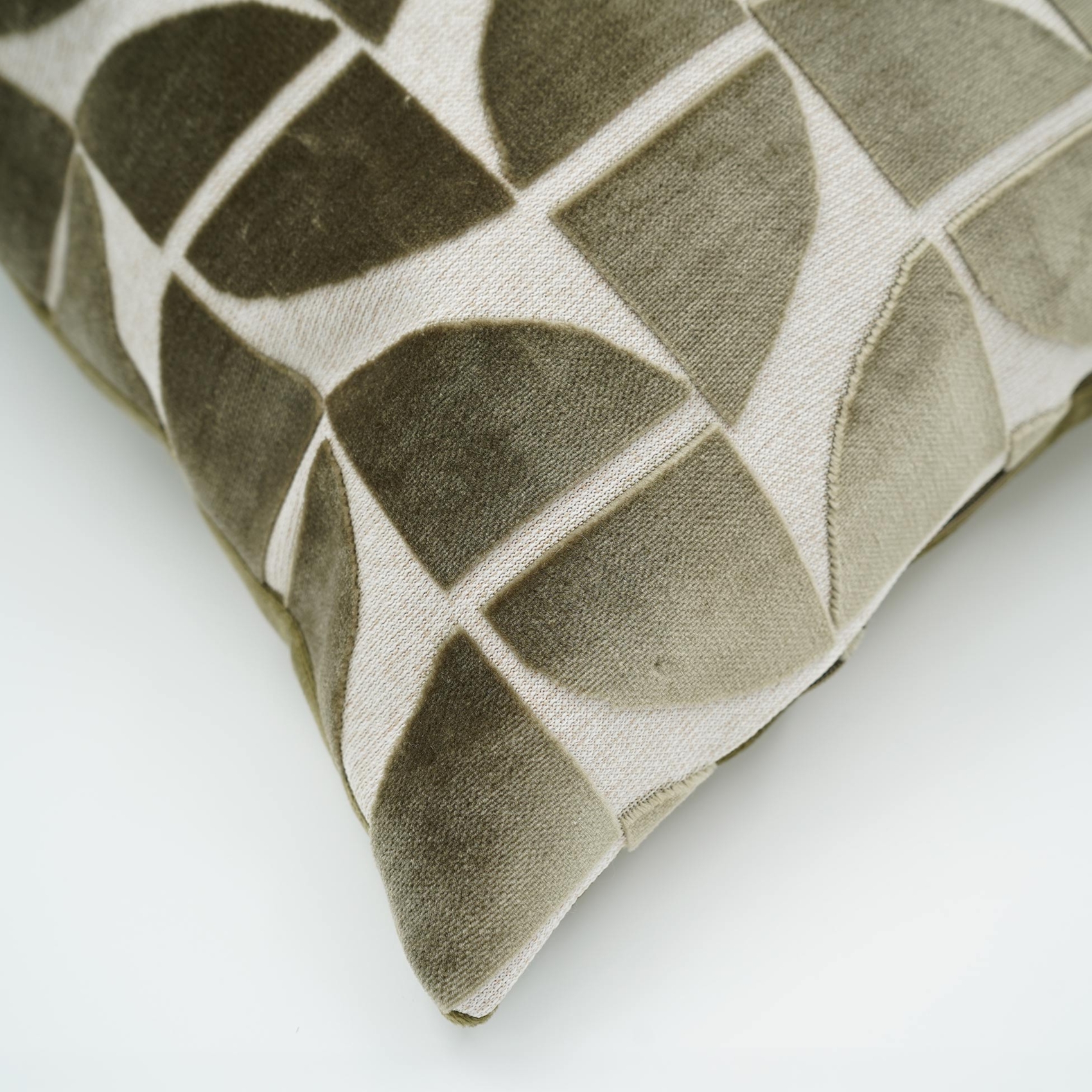 Coussin décoratif carré en velours dévoré à motif géométrique — vue 5