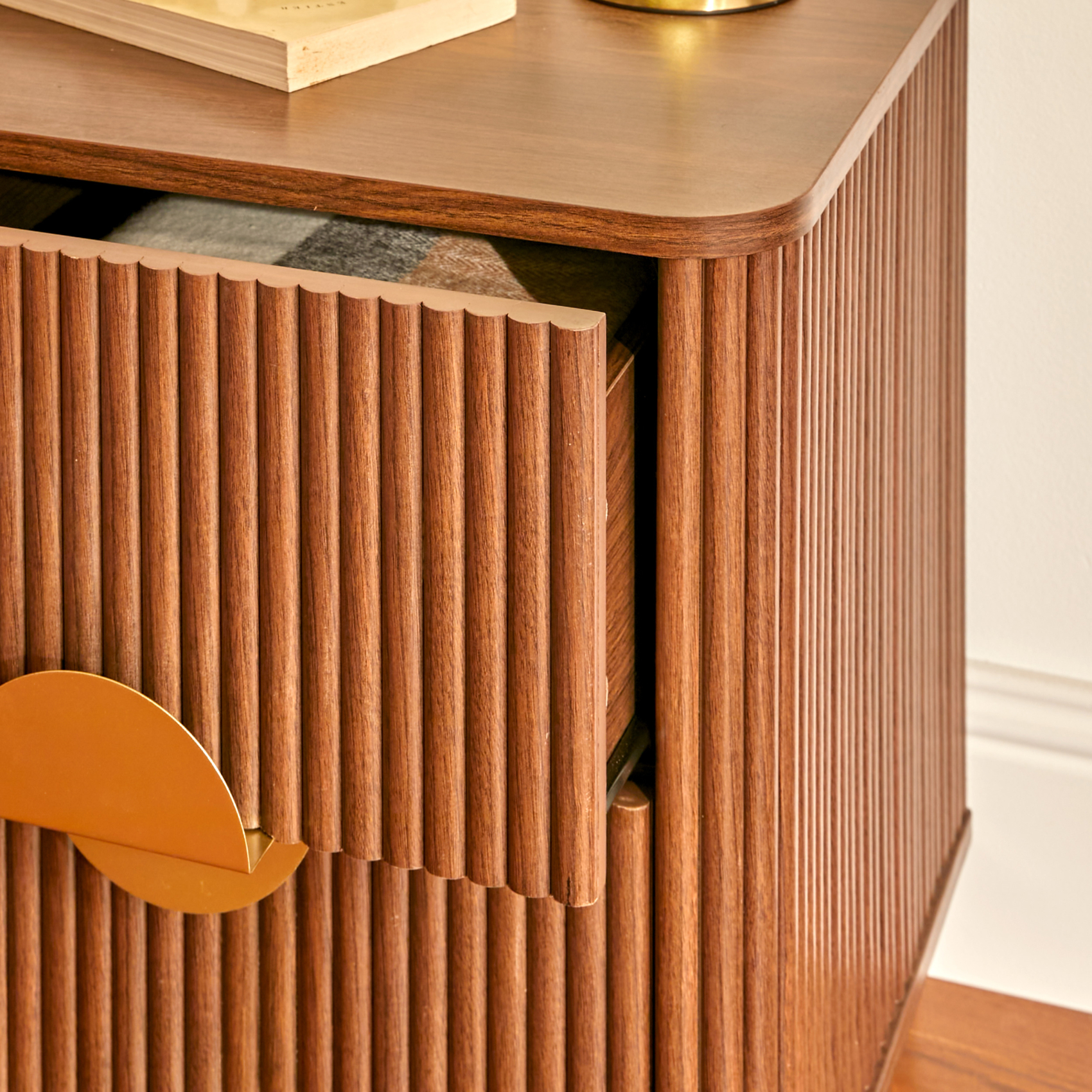 Table de chevet cannelé 2 tiroirs en bois — vue 3