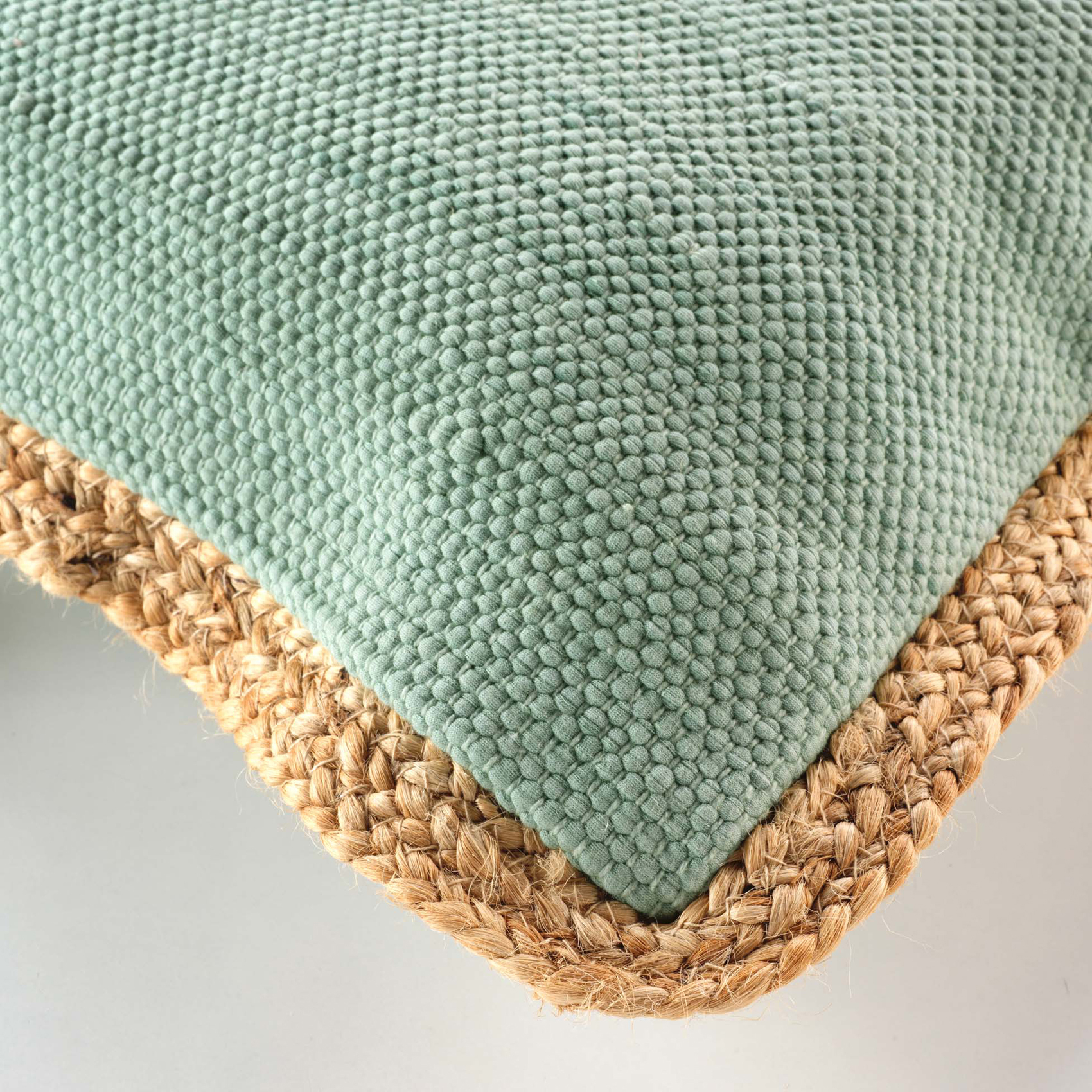 Coussin bifaces avec contour en jute — vue 3