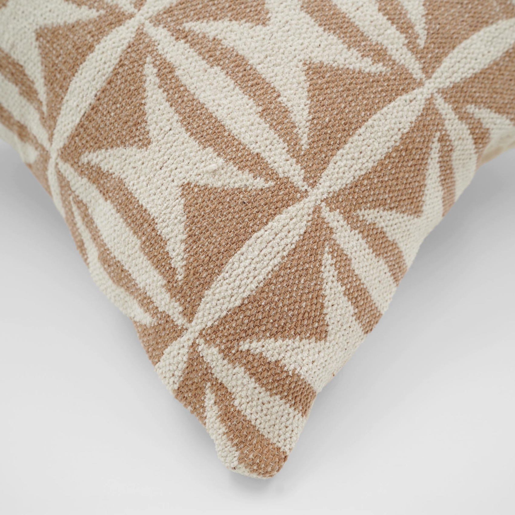 Coussin décoratif en jacquard à motif géométrique — vue 3
