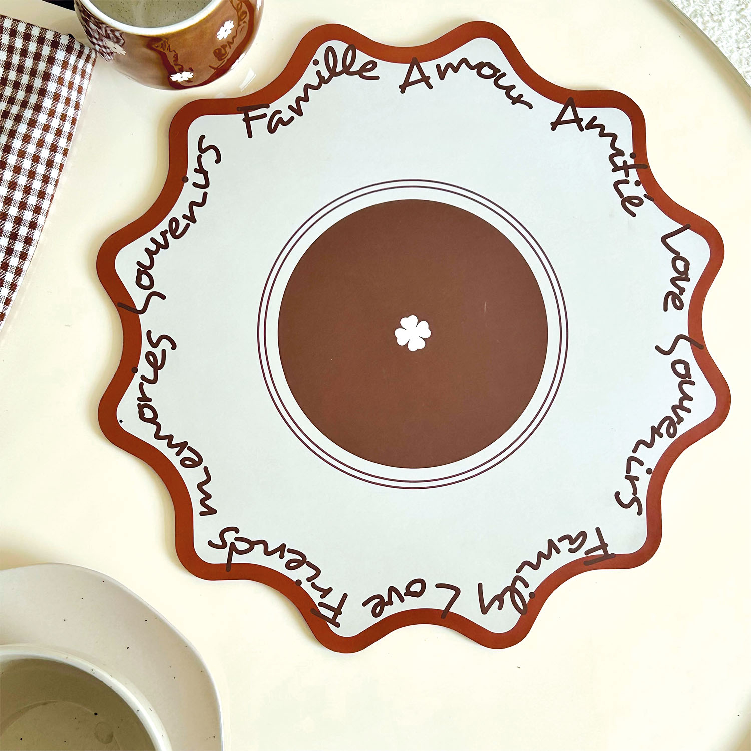 Set de table rond rigide avec écriture décorative — vue 5