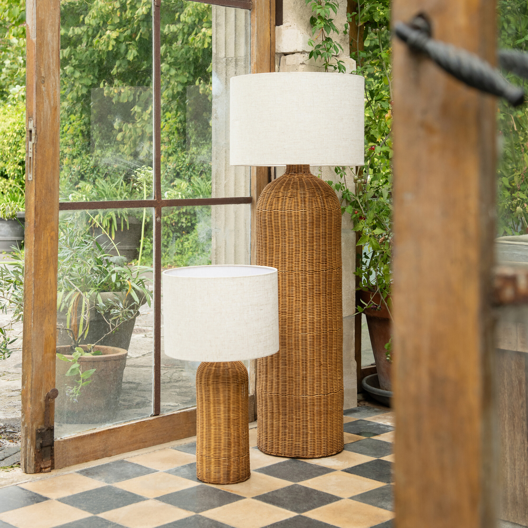 Lampe à poser en métal avec pied cylindrique ajouré — vue 4