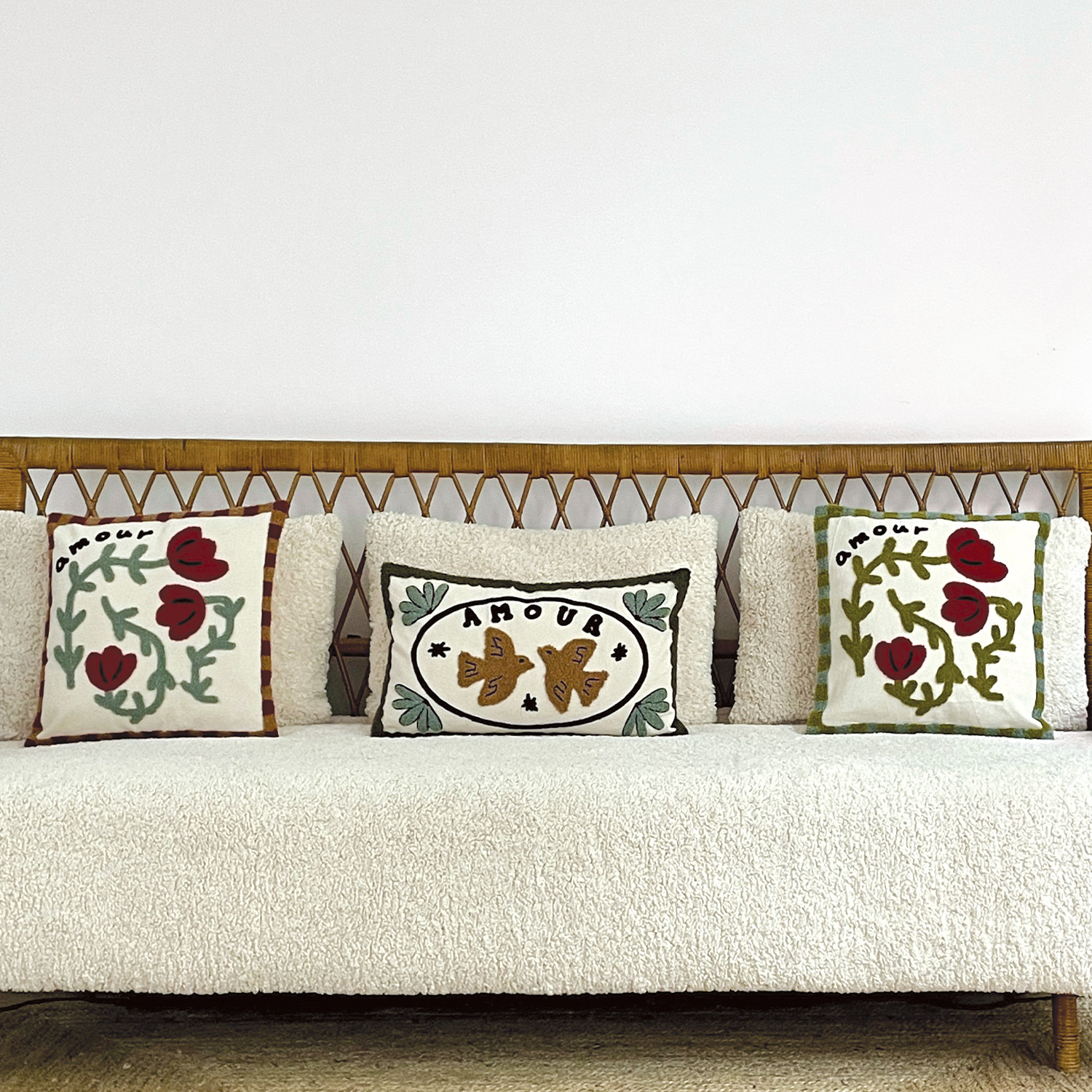 Coussin brodé avec motif oiseaux et amour — vue 3