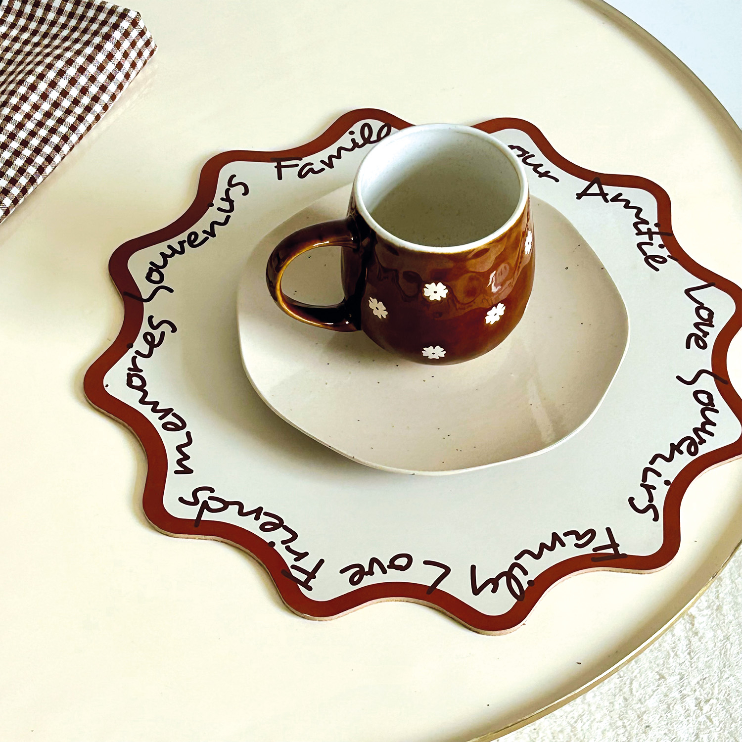 Set de table rond rigide avec écriture décorative — vue 4