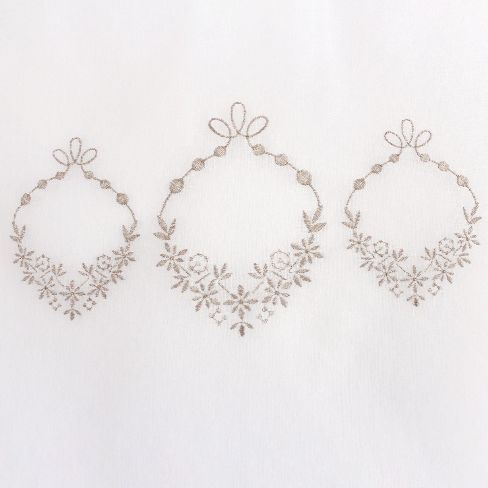 Paire de petits voilages ornée de broderies — vue 4