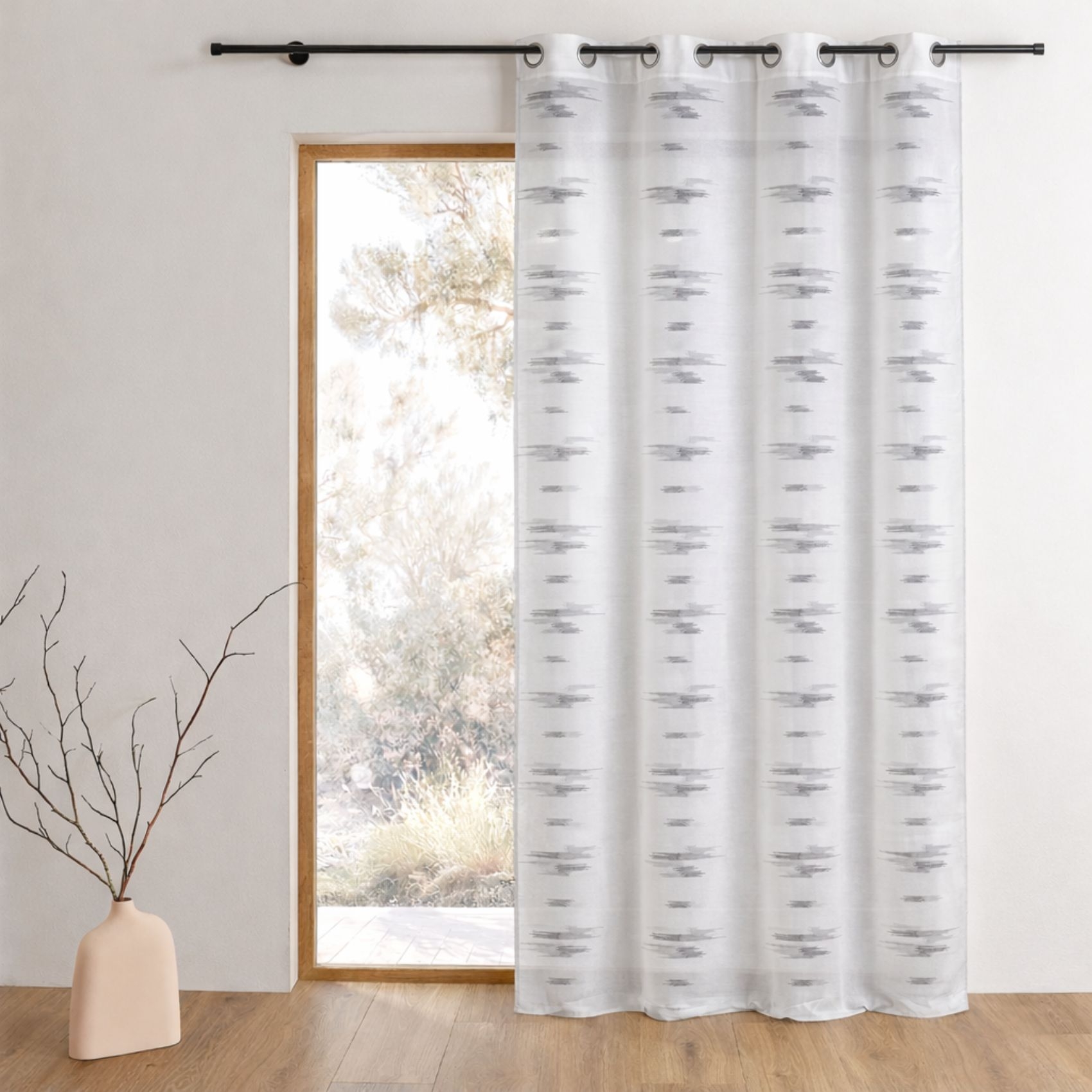 Voilage fluide à motifs abstraits