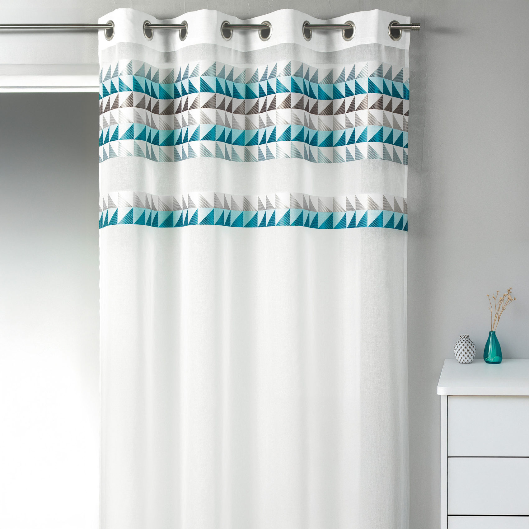 Voilage en étamine avec frise aux imprimés triangle