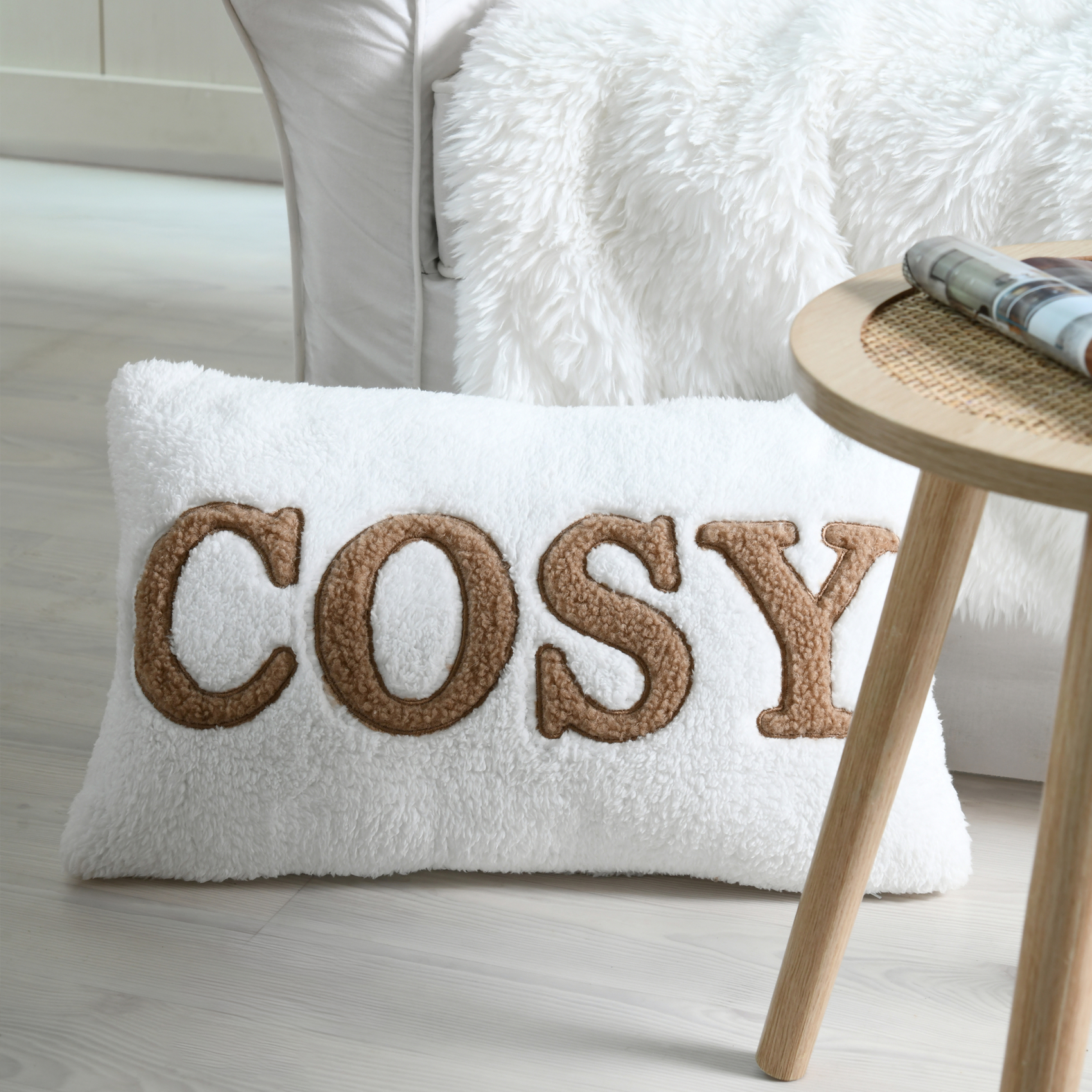 Coussin en polaire avec message brodé Cosy — vue 4