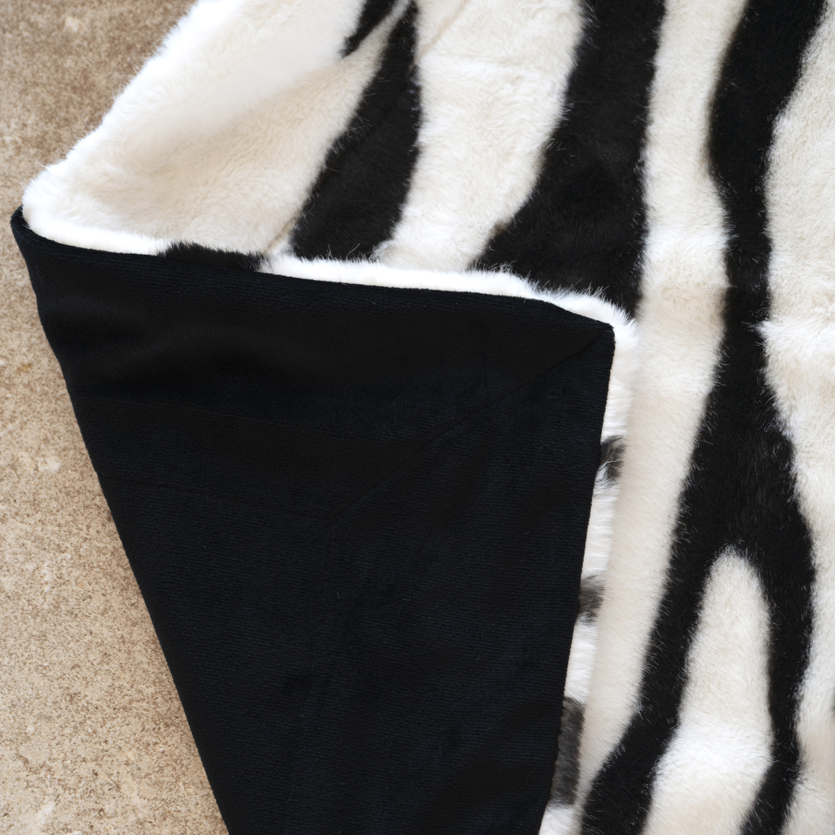 Plaid doux à motif zèbre avec dos en velours — vue 4