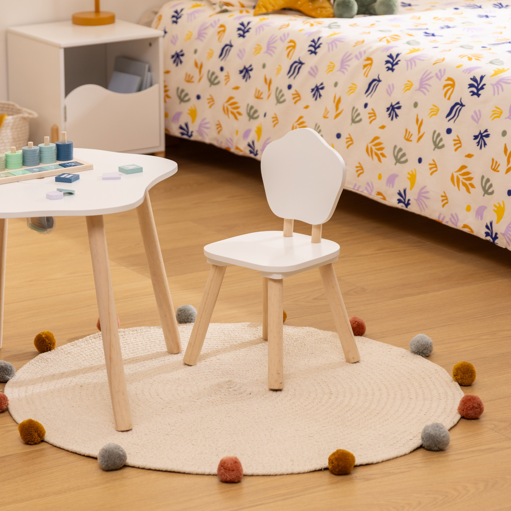 Table enfant forme organique avec pieds en bois — vue 5