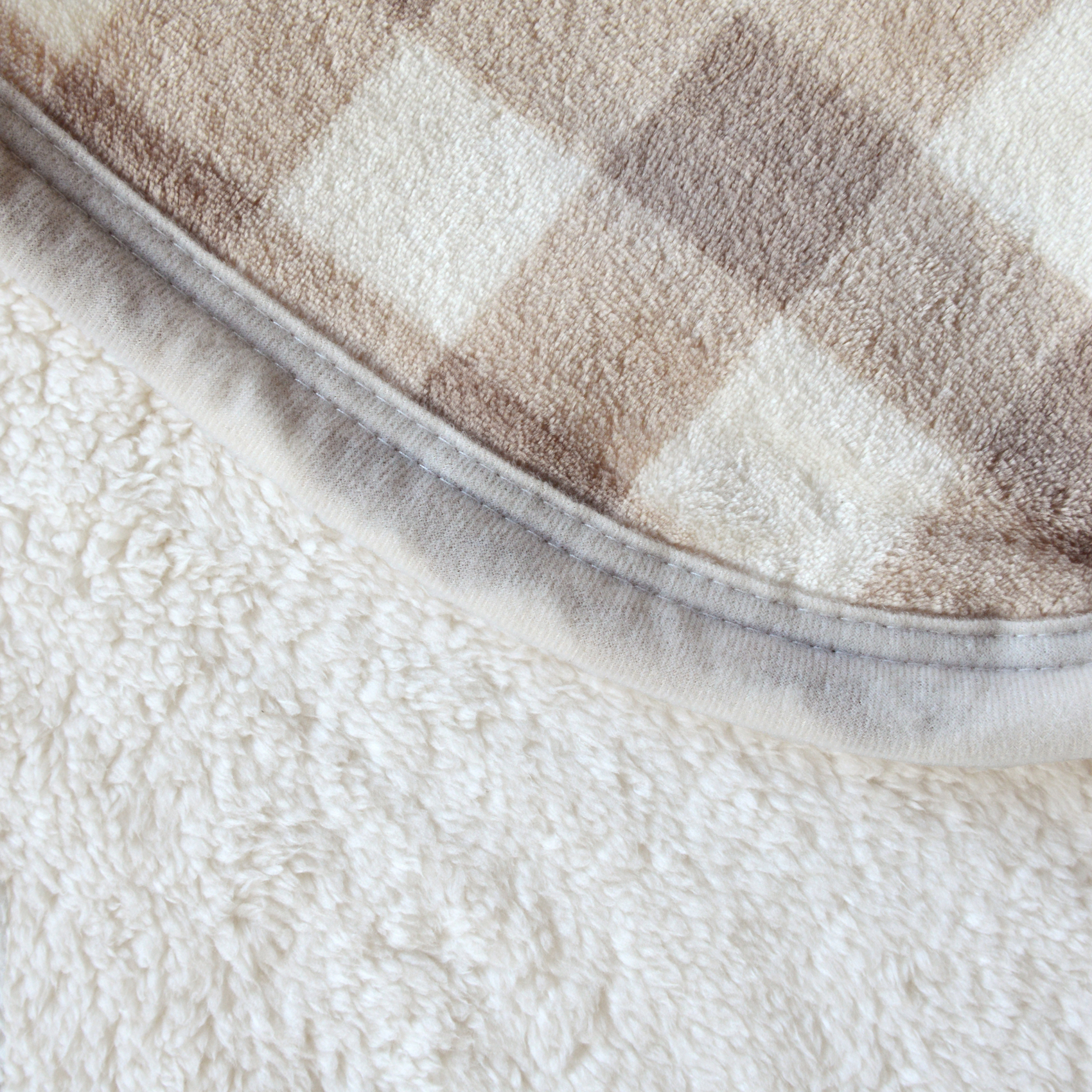 Jeté de canapé et lit motif vichy en polaire — vue 4