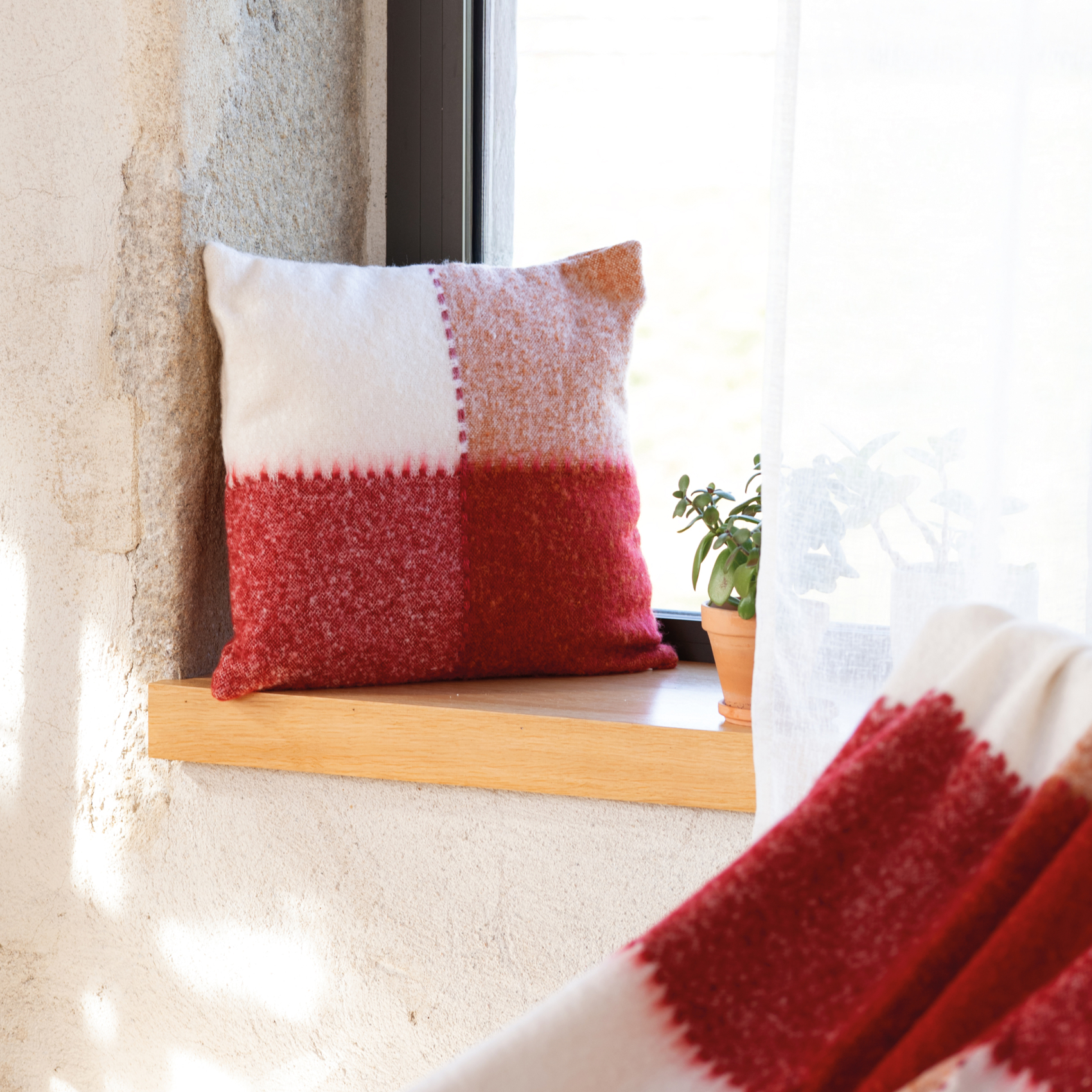 Housse de coussin à carreaux aspect mohair — vue 4