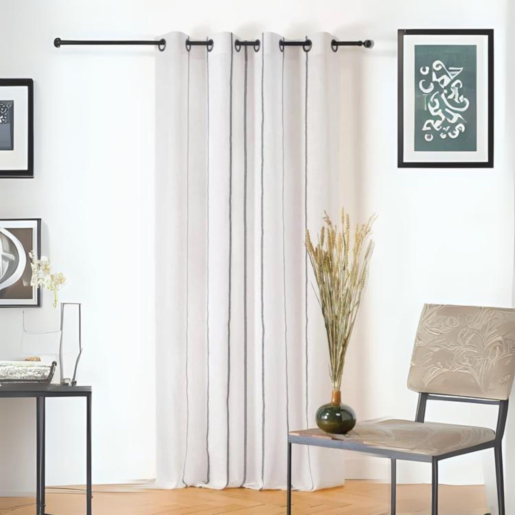 Voilage aux fines rayures noires