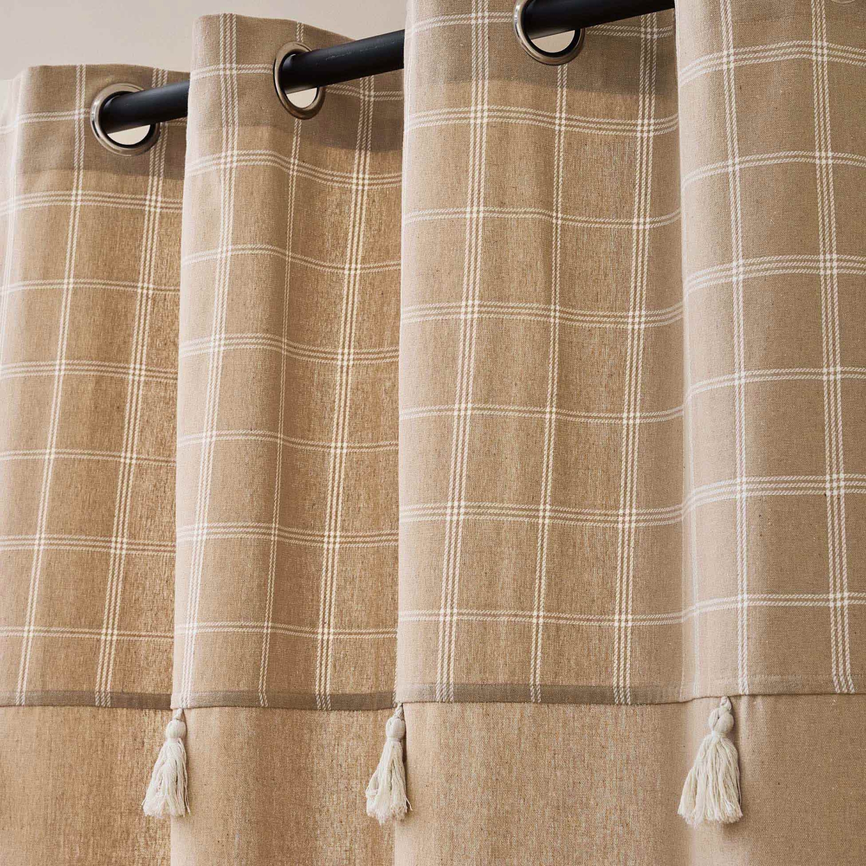 Rideau à œillets avec haut à carreaux et pompons en polycoton — vue 5