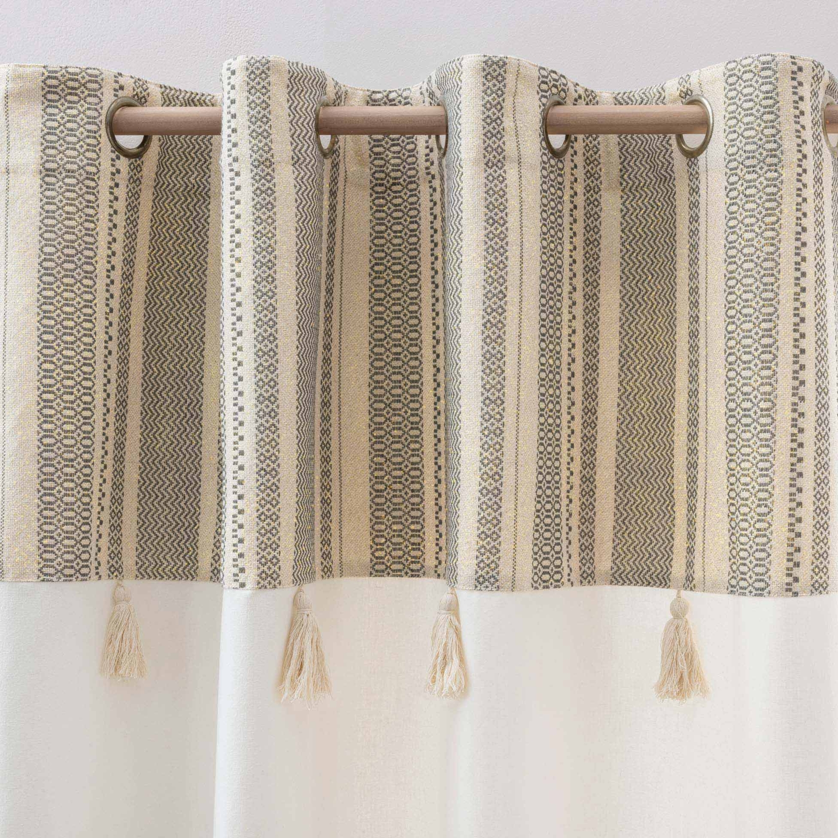 Rideau à œillets polycoton avec top à rayures métallisé et pompons — vue 6